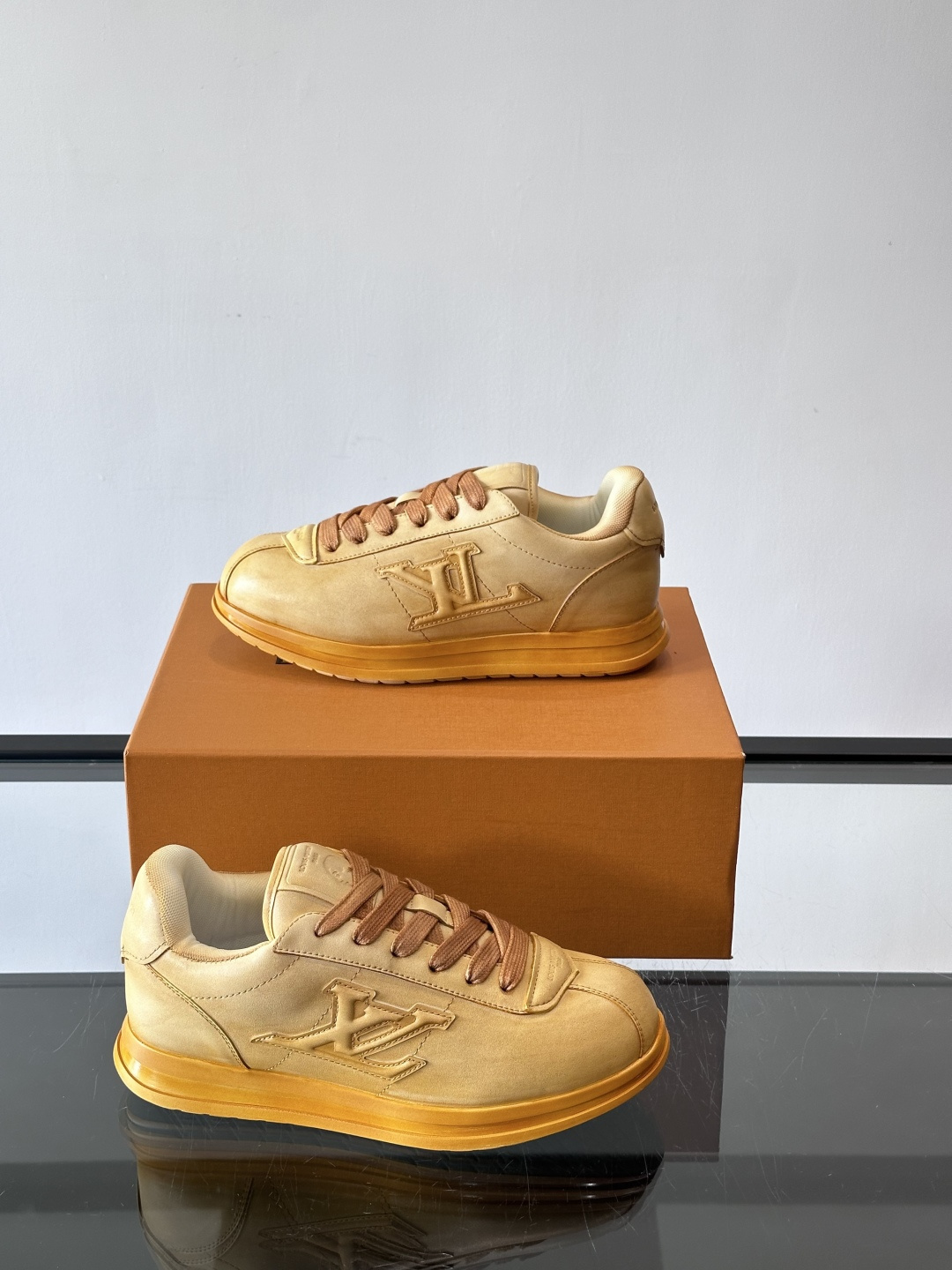 LV BUTTERSOFT运动鞋Pharrell Williams设计，灵感来自60年代经典运动鞋风潮。