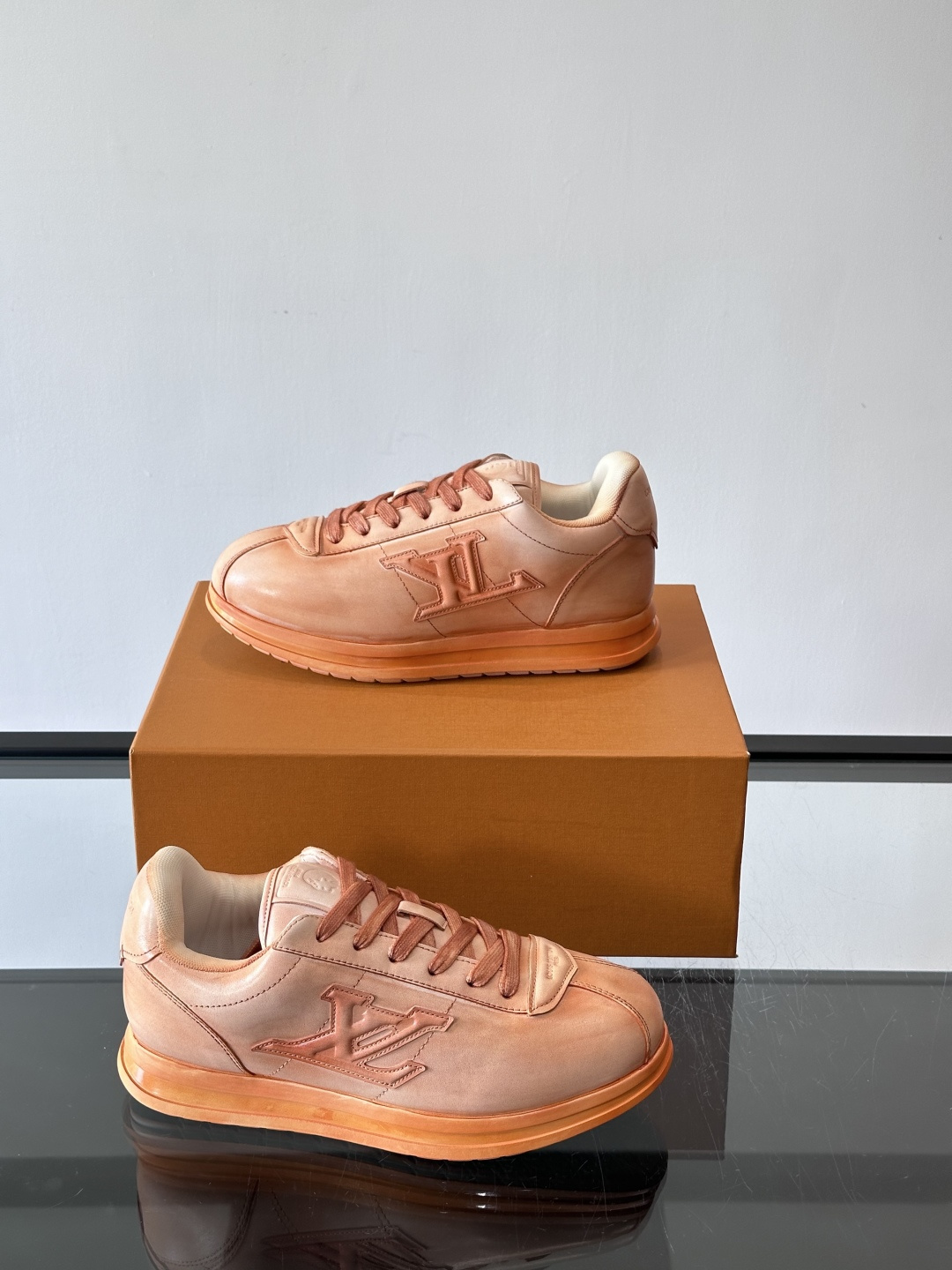 LV BUTTERSOFT运动鞋Pharrell Williams设计，灵感来自60年代经典运动鞋风潮。