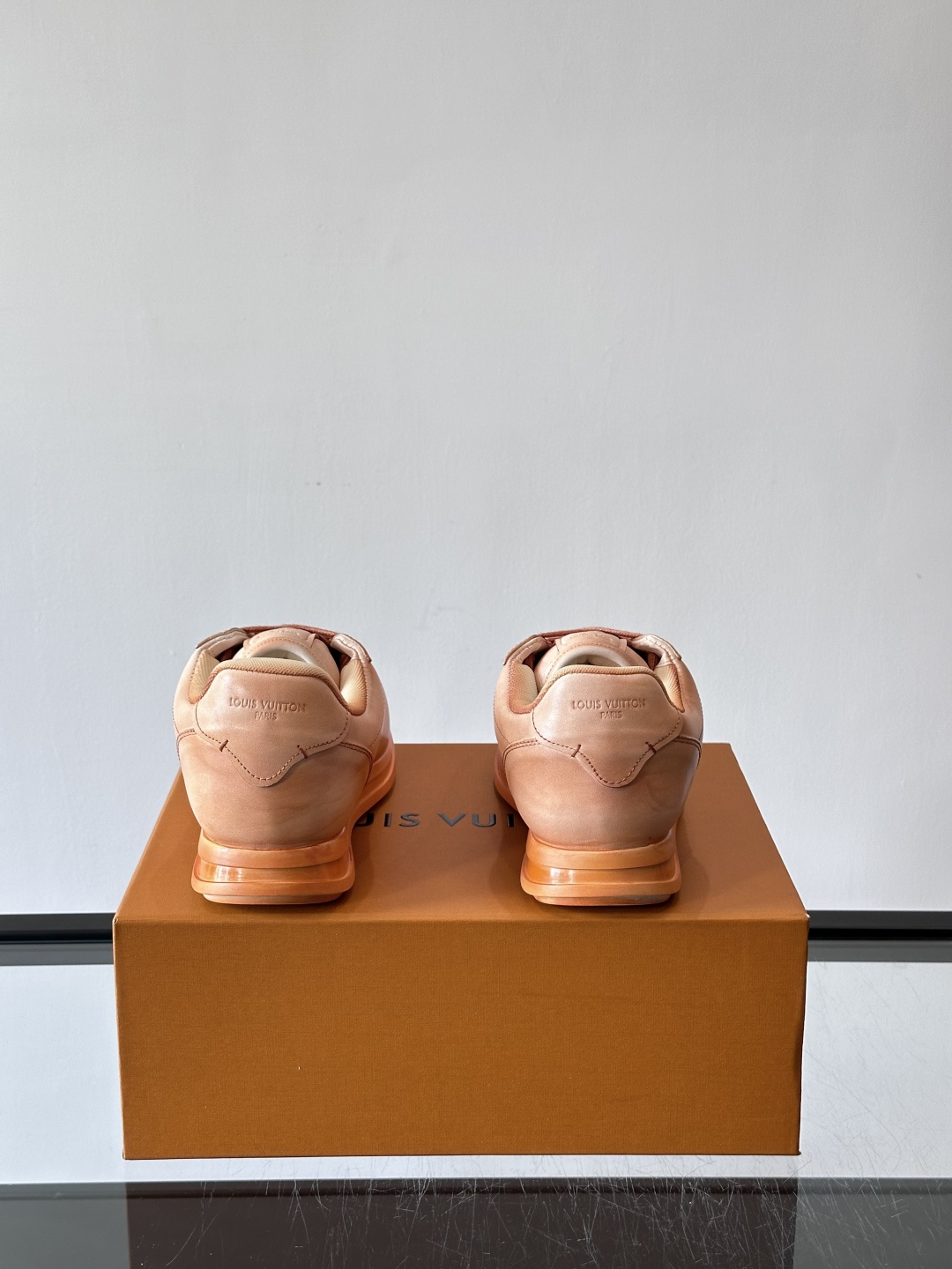 LV BUTTERSOFT运动鞋Pharrell Williams设计，灵感来自60年代经典运动鞋风潮。