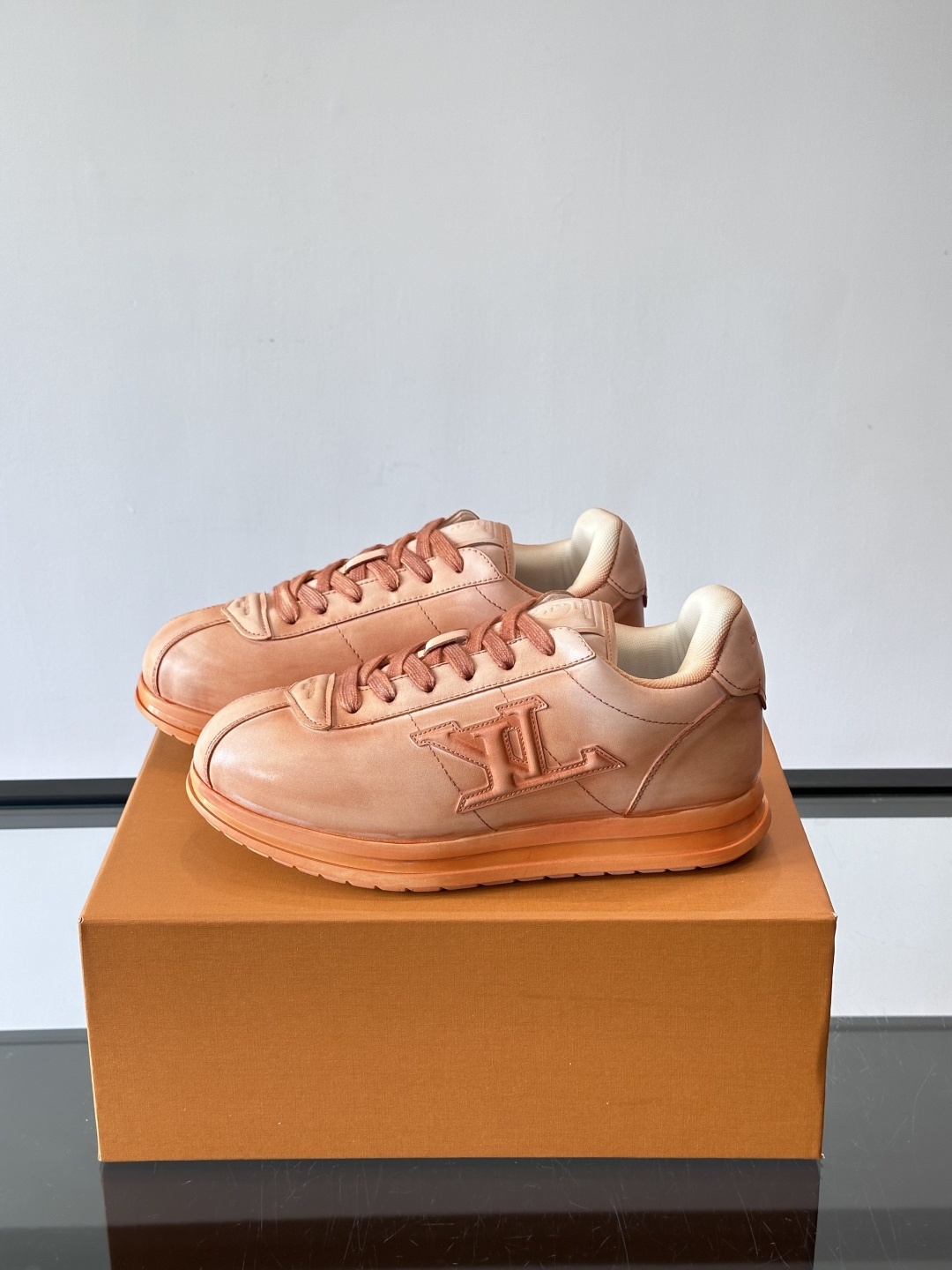 LV BUTTERSOFT运动鞋Pharrell Williams设计，灵感来自60年代经典运动鞋风潮。