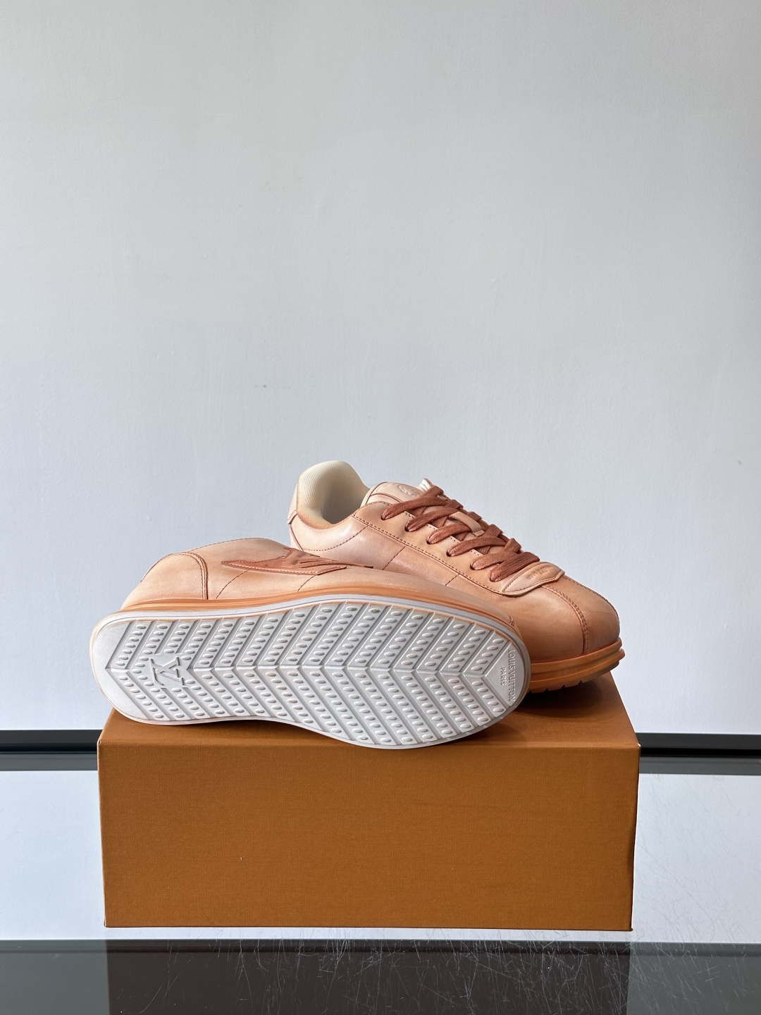 LV BUTTERSOFT运动鞋Pharrell Williams设计，灵感来自60年代经典运动鞋风潮。