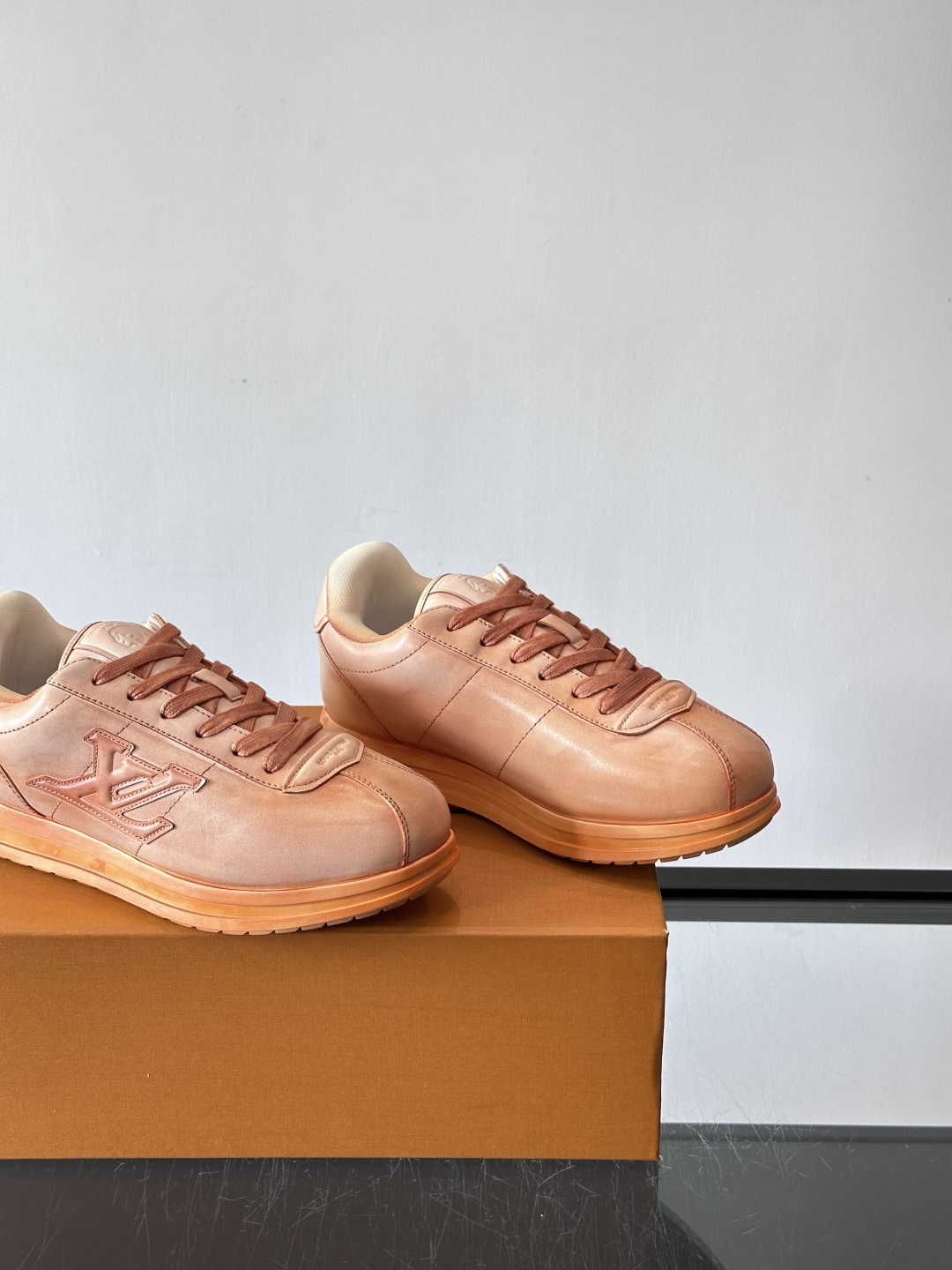 LV BUTTERSOFT运动鞋Pharrell Williams设计，灵感来自60年代经典运动鞋风潮。