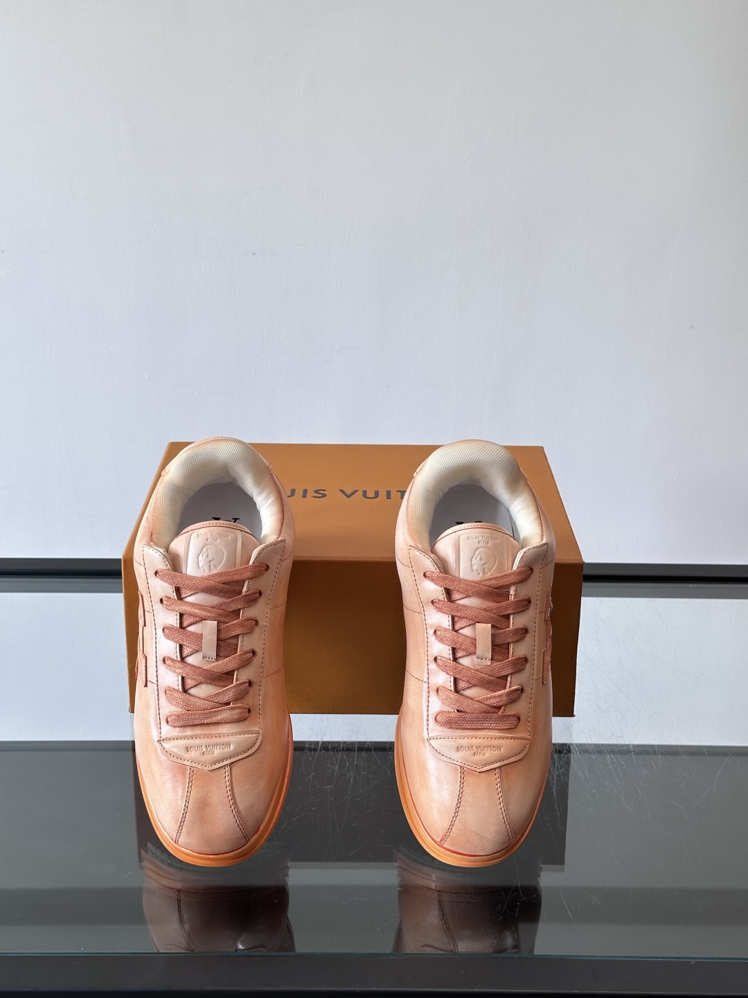 LV BUTTERSOFT运动鞋Pharrell Williams设计，灵感来自60年代经典运动鞋风潮。