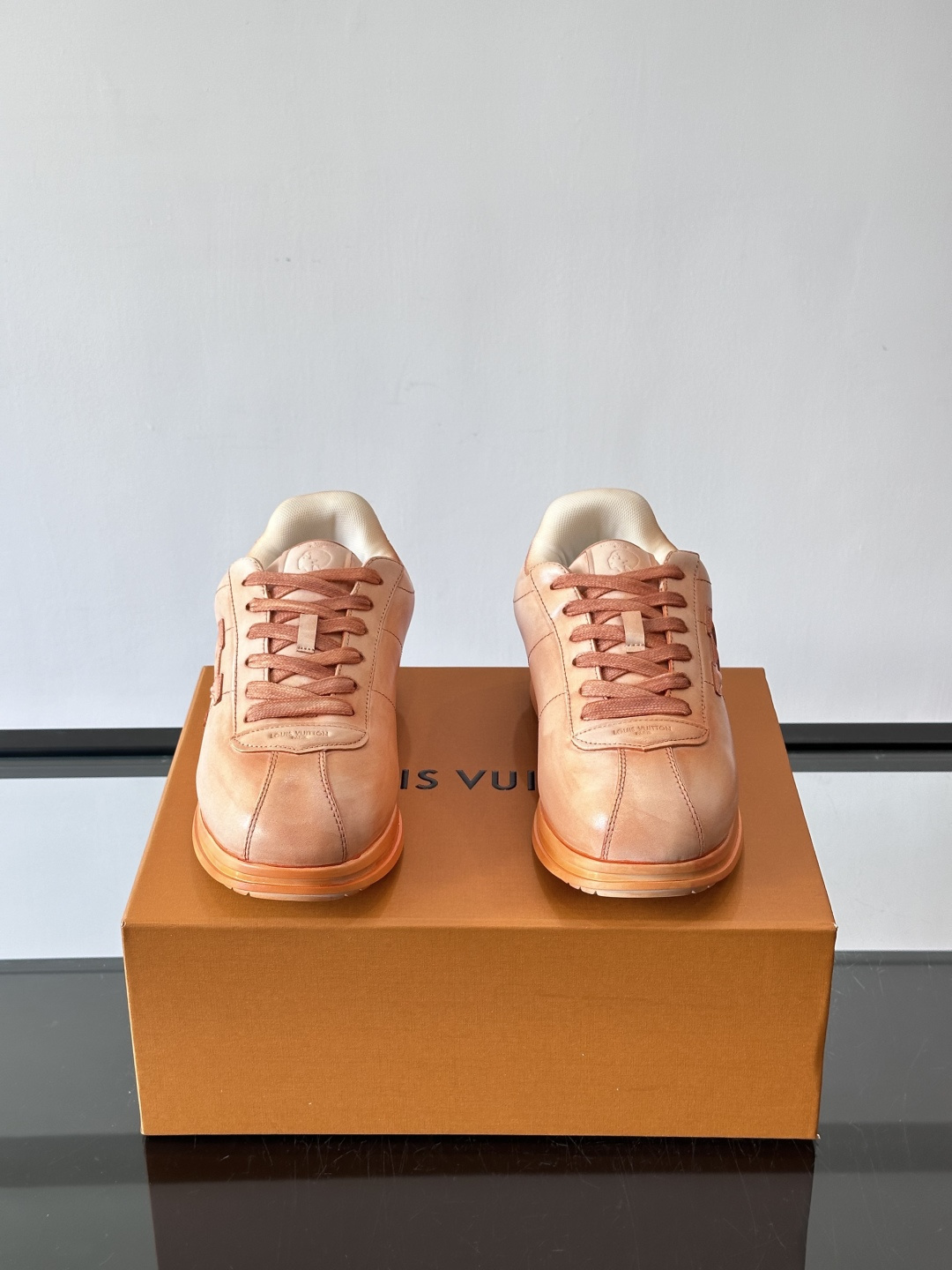 LV BUTTERSOFT运动鞋Pharrell Williams设计，灵感来自60年代经典运动鞋风潮。