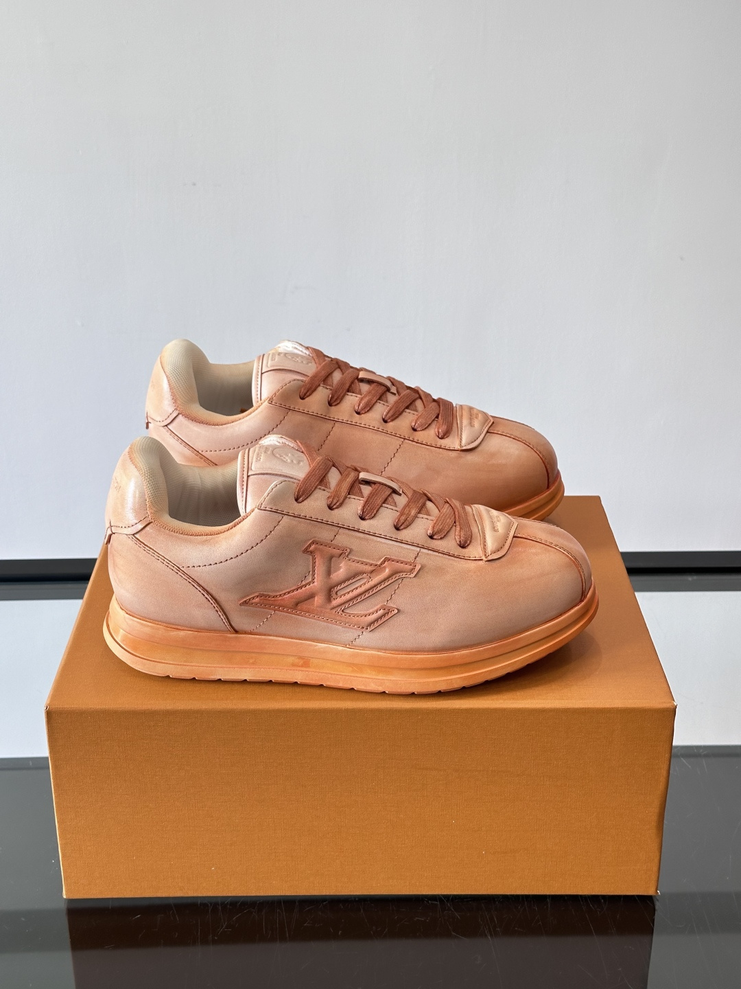 LV BUTTERSOFT运动鞋Pharrell Williams设计，灵感来自60年代经典运动鞋风潮。