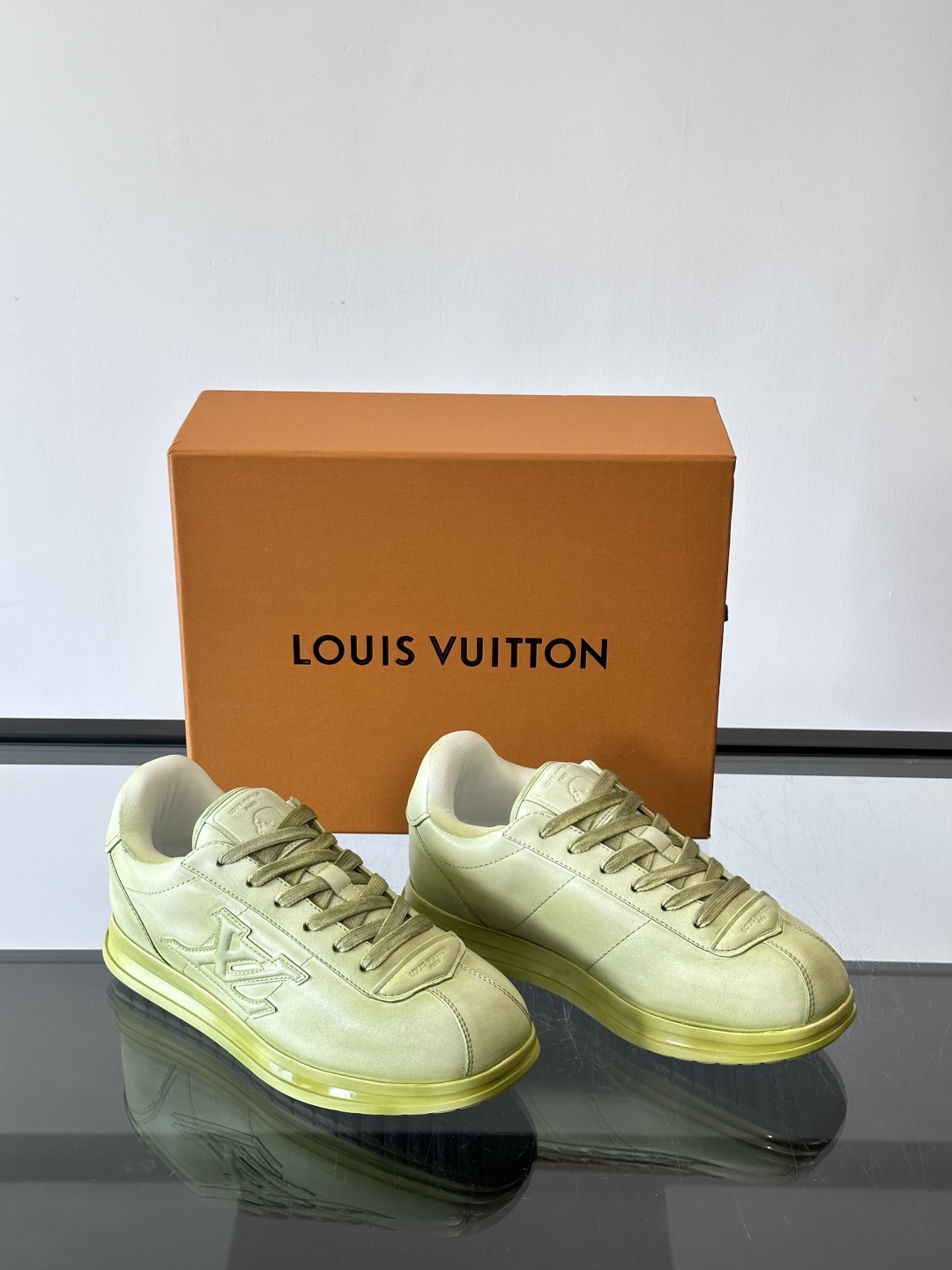 LV BUTTERSOFT运动鞋Pharrell Williams设计，灵感来自60年代经典运动鞋风潮。
