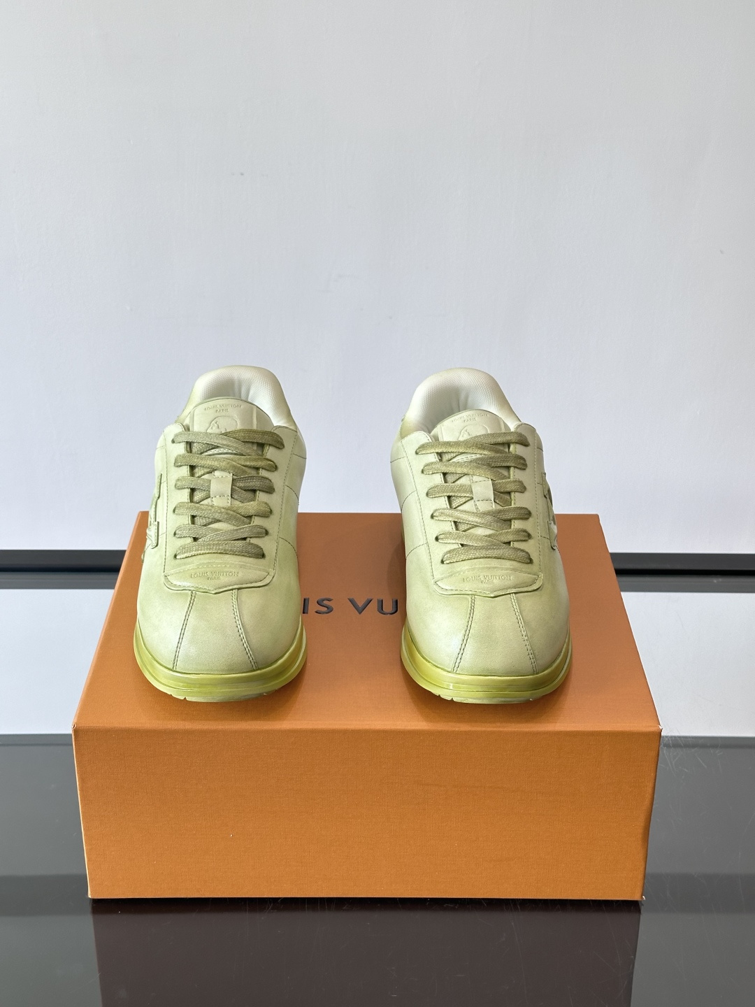 LV BUTTERSOFT运动鞋Pharrell Williams设计，灵感来自60年代经典运动鞋风潮。