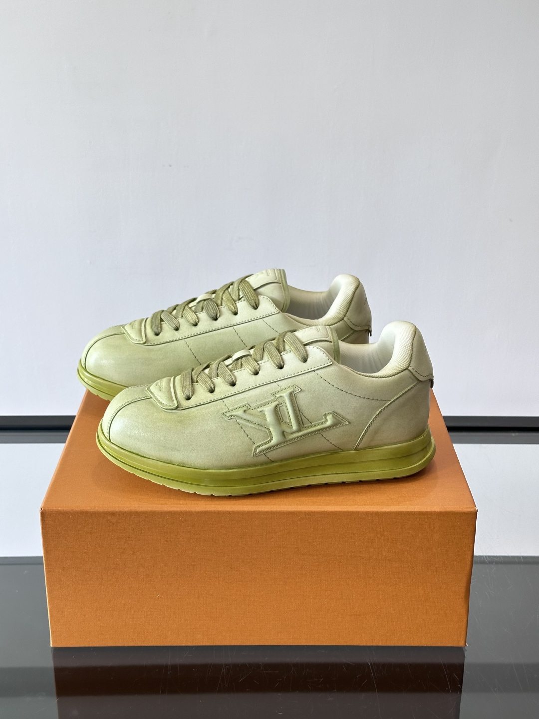 LV BUTTERSOFT运动鞋Pharrell Williams设计，灵感来自60年代经典运动鞋风潮。