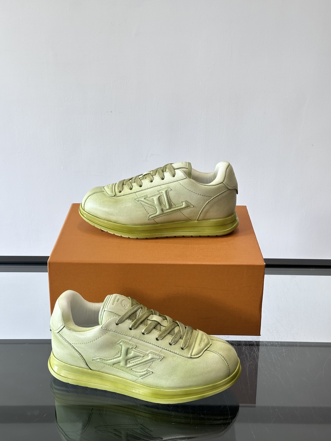 LV BUTTERSOFT运动鞋Pharrell Williams设计，灵感来自60年代经典运动鞋风潮。