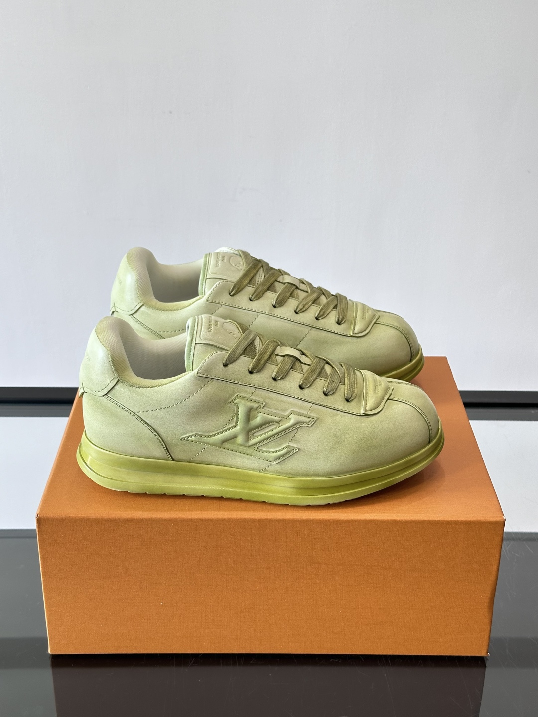 LV BUTTERSOFT运动鞋Pharrell Williams设计，灵感来自60年代经典运动鞋风潮。