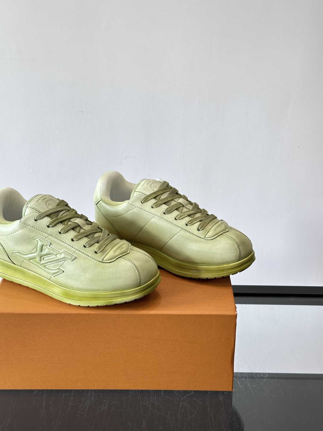 LV BUTTERSOFT运动鞋Pharrell Williams设计，灵感来自60年代经典运动鞋风潮。