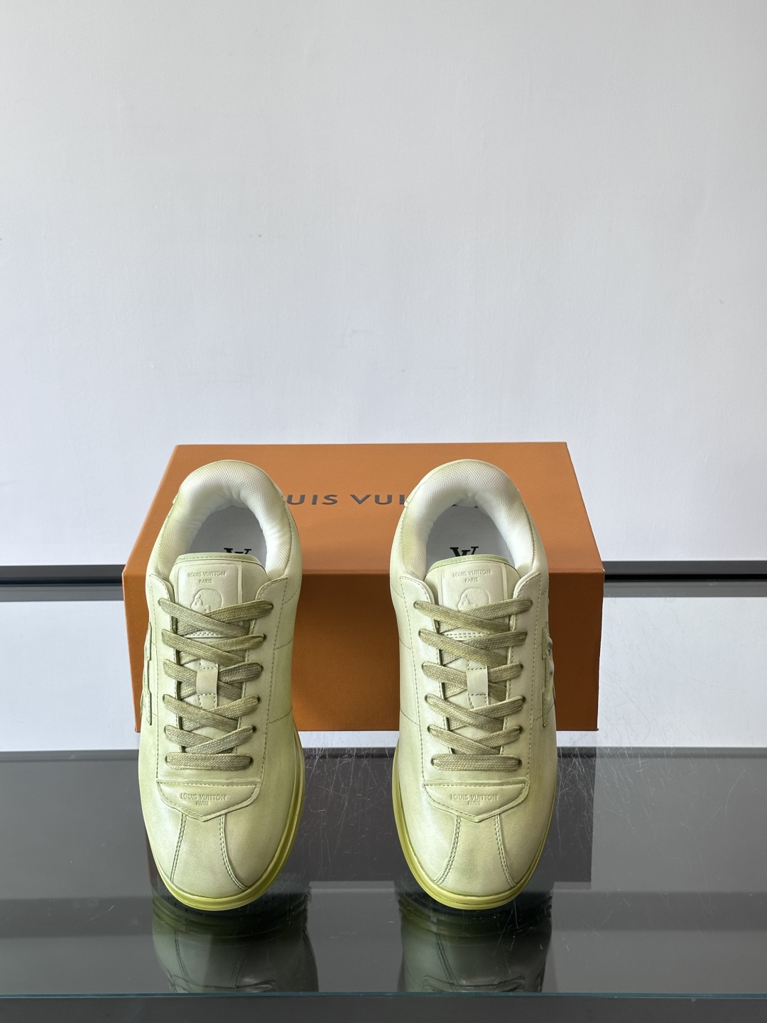 LV BUTTERSOFT运动鞋Pharrell Williams设计，灵感来自60年代经典运动鞋风潮。