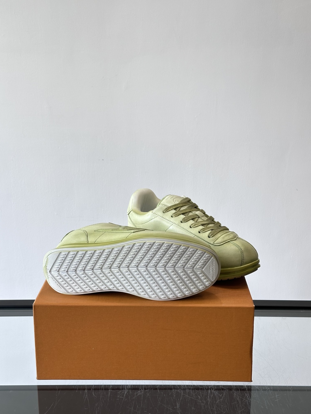 LV BUTTERSOFT运动鞋Pharrell Williams设计，灵感来自60年代经典运动鞋风潮。