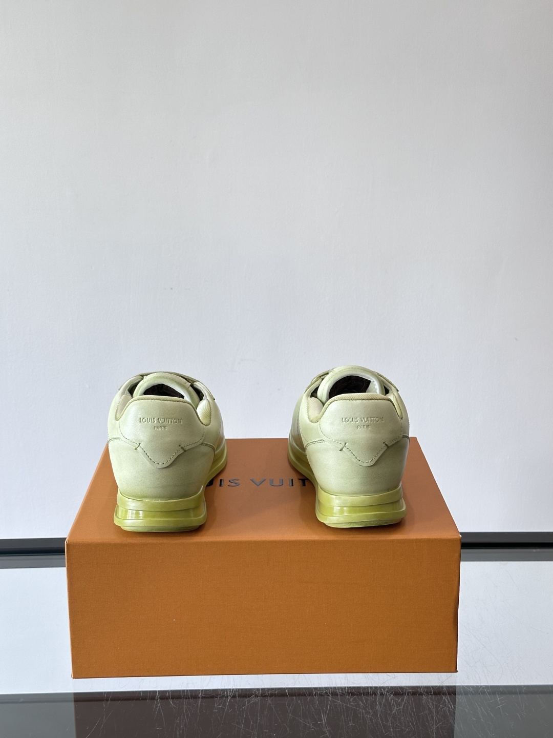 LV BUTTERSOFT运动鞋Pharrell Williams设计，灵感来自60年代经典运动鞋风潮。