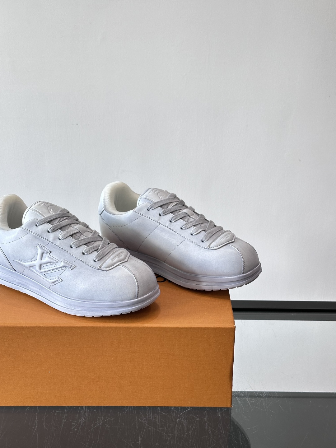 LV BUTTERSOFT运动鞋Pharrell Williams设计，灵感来自60年代经典运动鞋风潮。