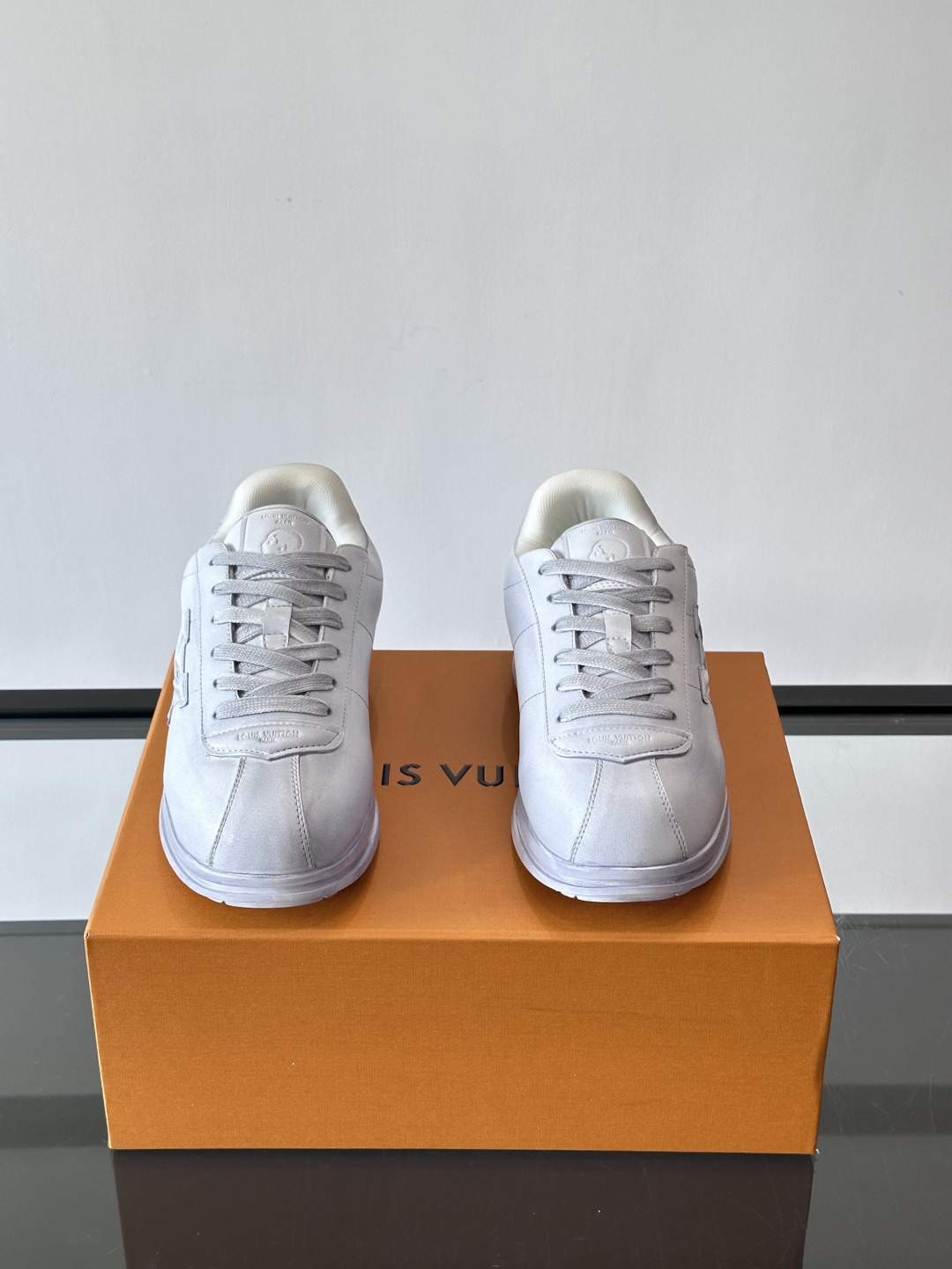 LV BUTTERSOFT运动鞋Pharrell Williams设计，灵感来自60年代经典运动鞋风潮。