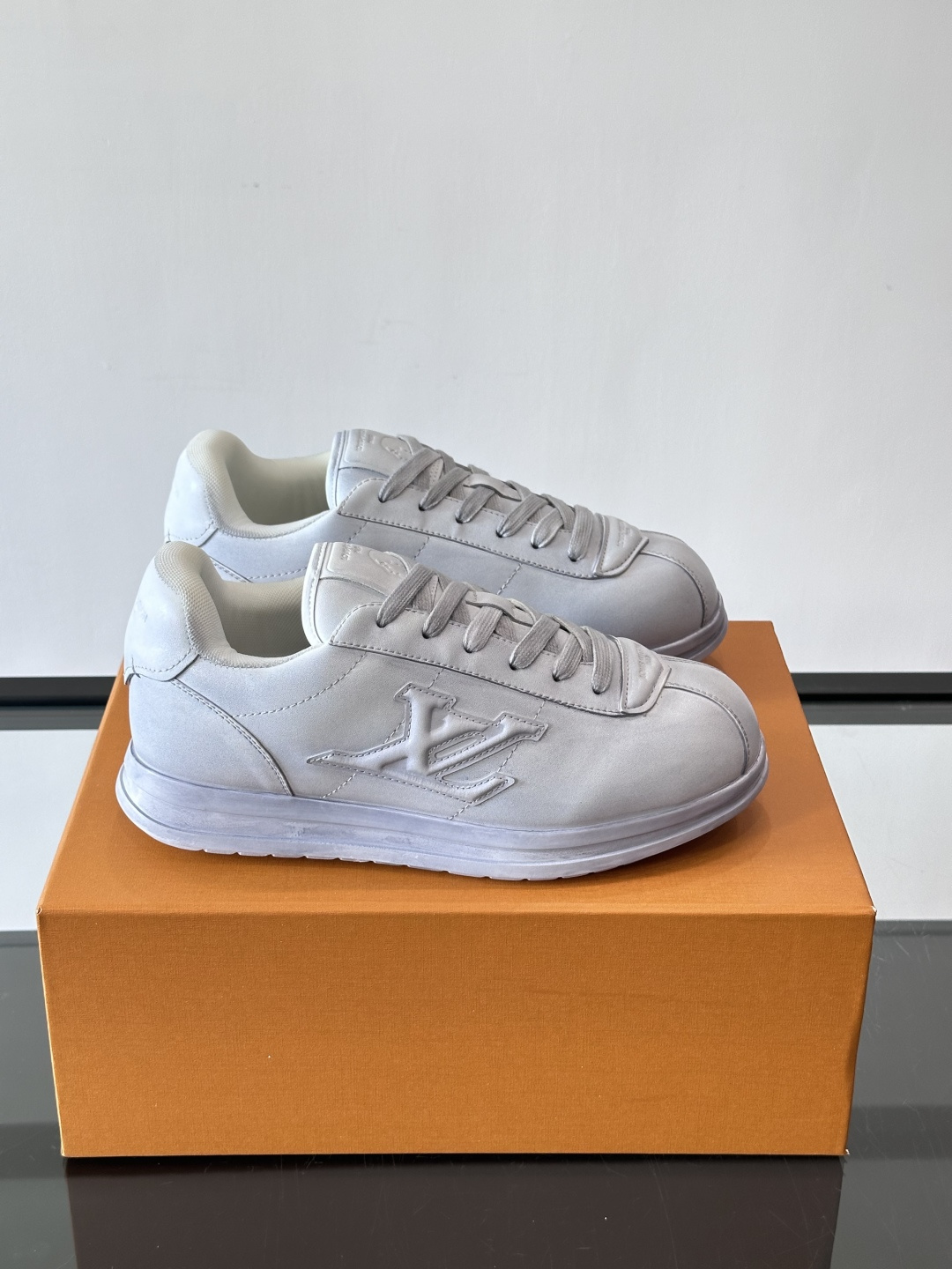 LV BUTTERSOFT运动鞋Pharrell Williams设计，灵感来自60年代经典运动鞋风潮。