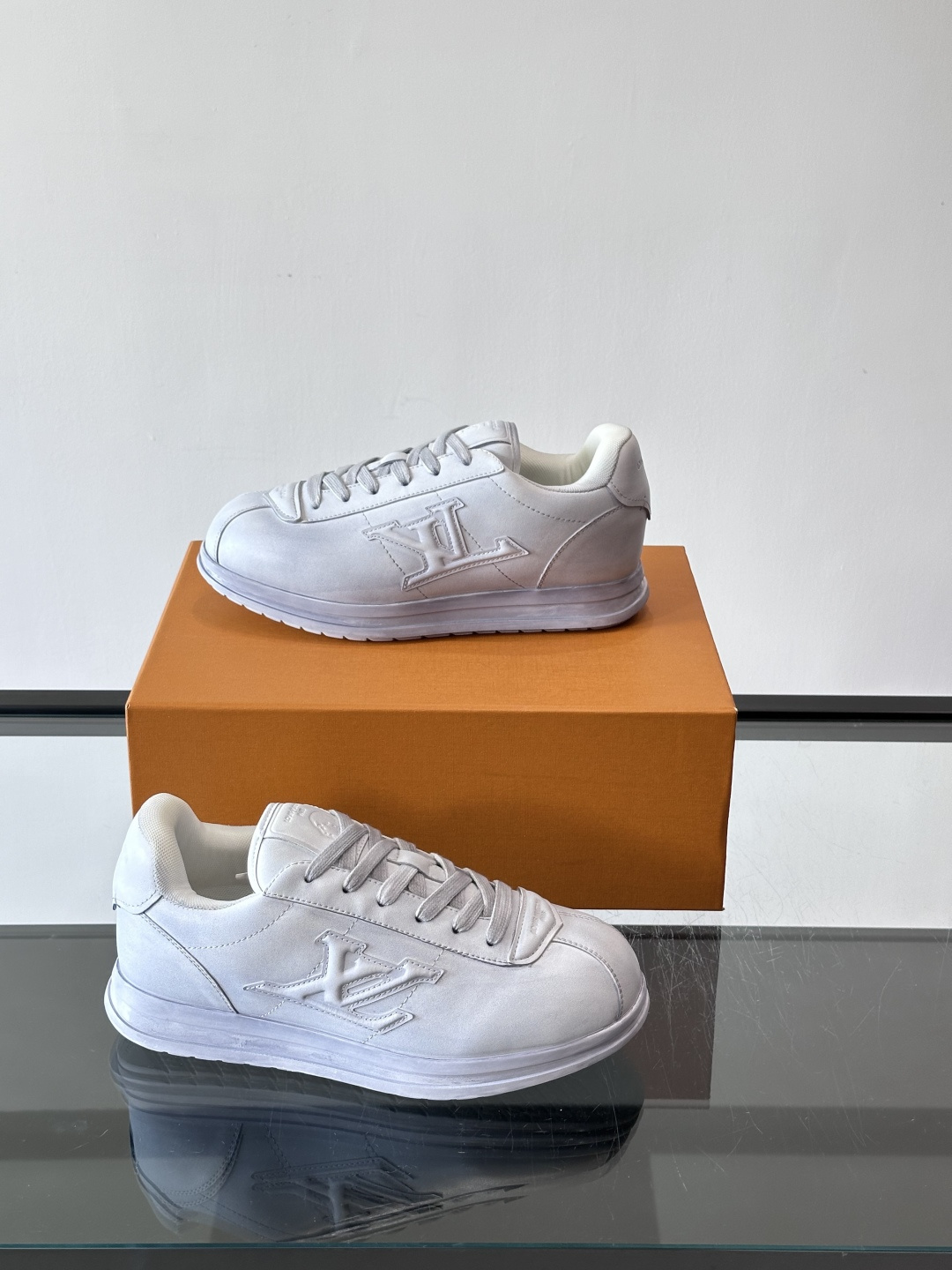 LV BUTTERSOFT运动鞋Pharrell Williams设计，灵感来自60年代经典运动鞋风潮。