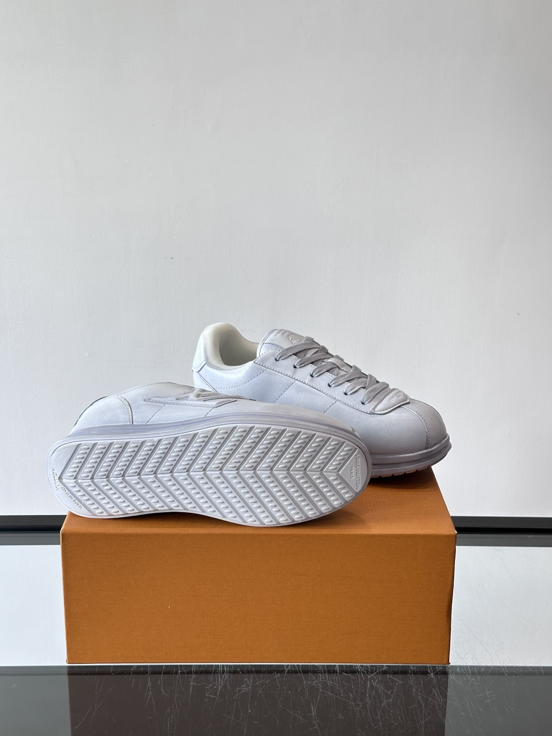 LV BUTTERSOFT运动鞋Pharrell Williams设计，灵感来自60年代经典运动鞋风潮。