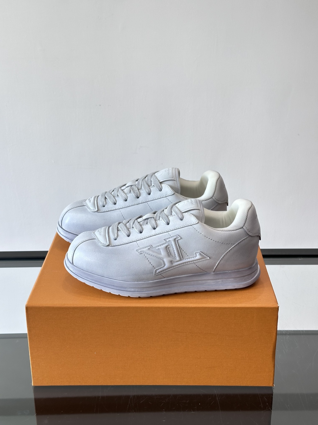 LV BUTTERSOFT运动鞋Pharrell Williams设计，灵感来自60年代经典运动鞋风潮。