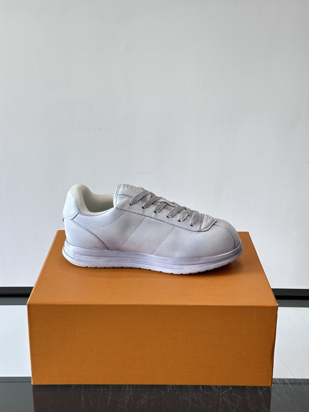 LV BUTTERSOFT运动鞋Pharrell Williams设计，灵感来自60年代经典运动鞋风潮。