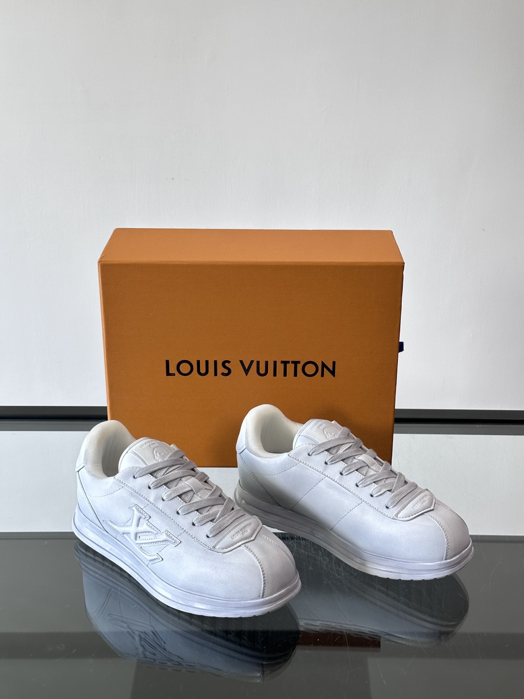 LV BUTTERSOFT运动鞋Pharrell Williams设计，灵感来自60年代经典运动鞋风潮。