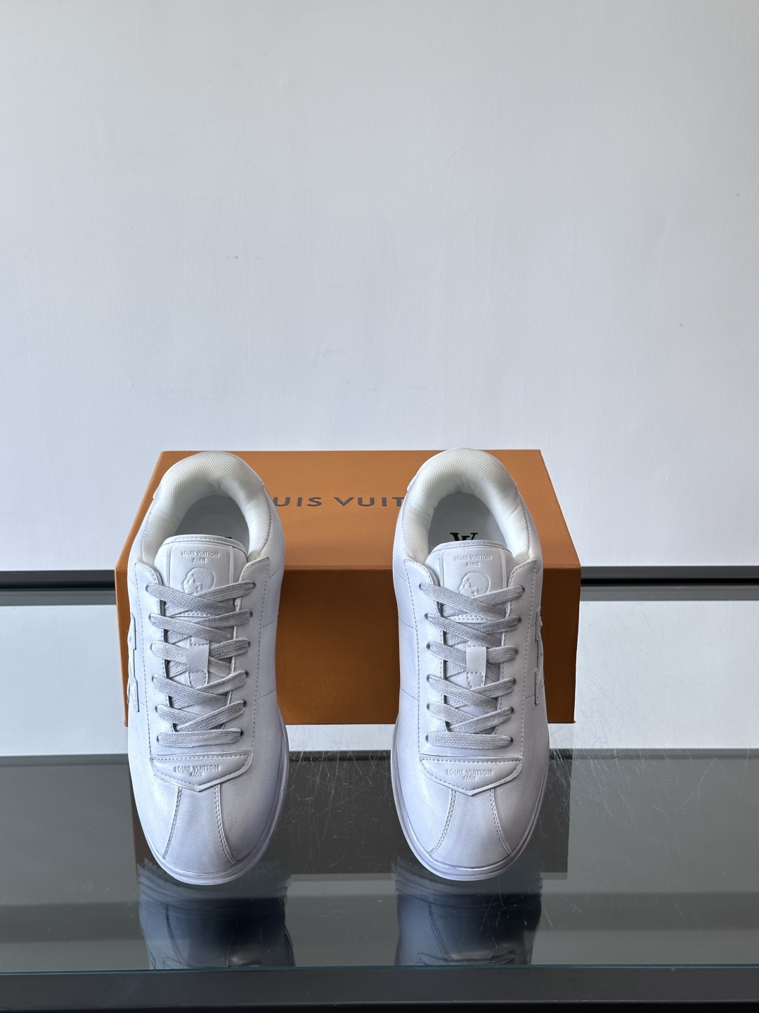 LV BUTTERSOFT运动鞋Pharrell Williams设计，灵感来自60年代经典运动鞋风潮。