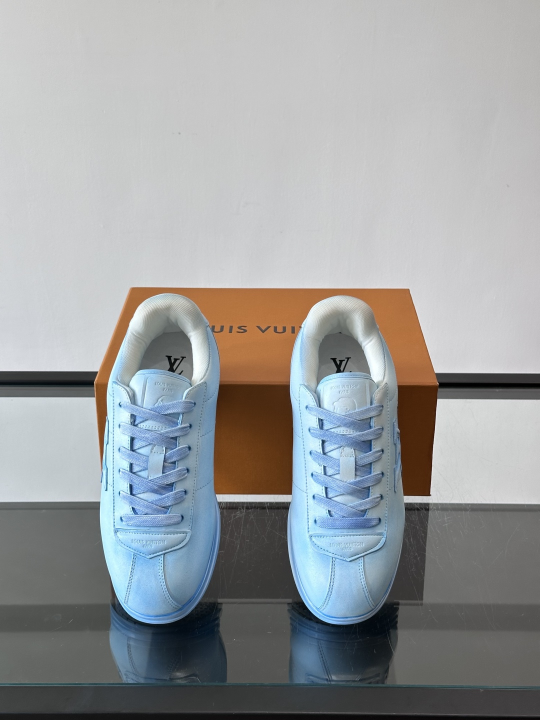 LV BUTTERSOFT运动鞋Pharrell Williams设计，灵感来自60年代经典运动鞋风潮。