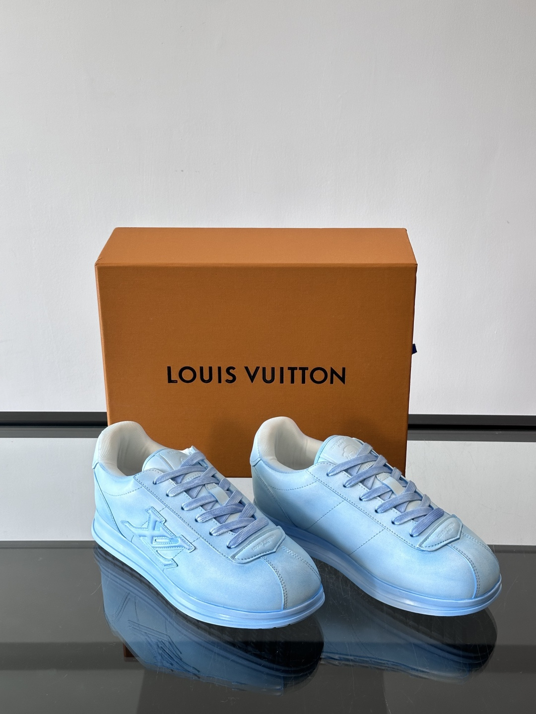 LV BUTTERSOFT运动鞋Pharrell Williams设计，灵感来自60年代经典运动鞋风潮。