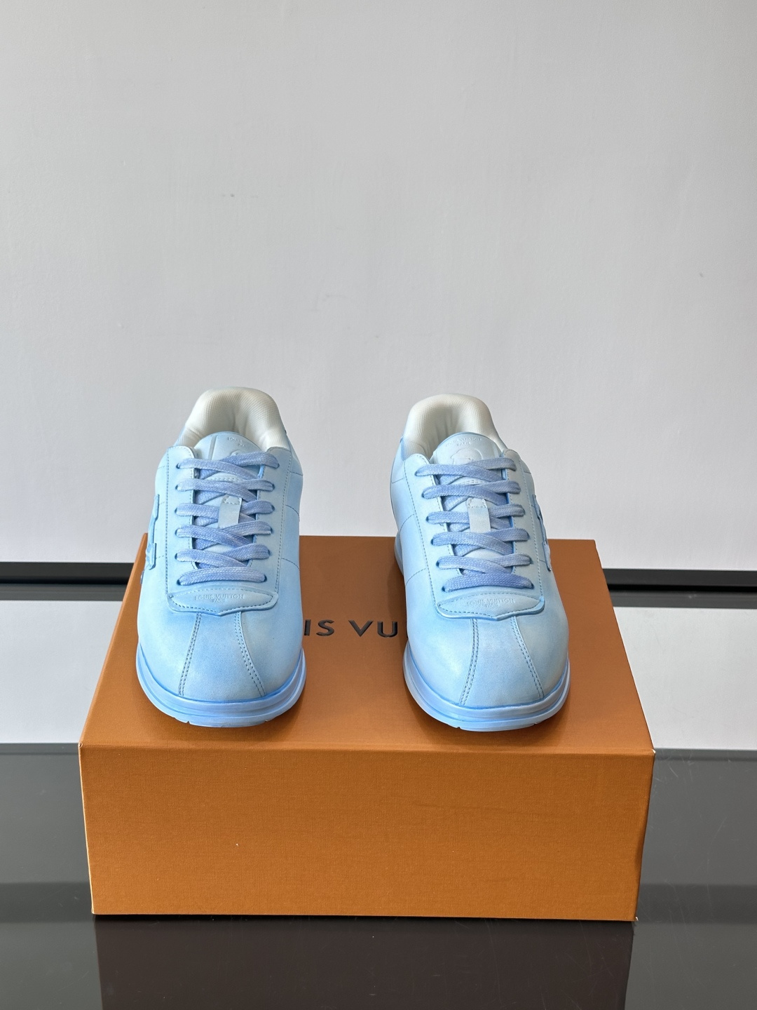 LV BUTTERSOFT运动鞋Pharrell Williams设计，灵感来自60年代经典运动鞋风潮。