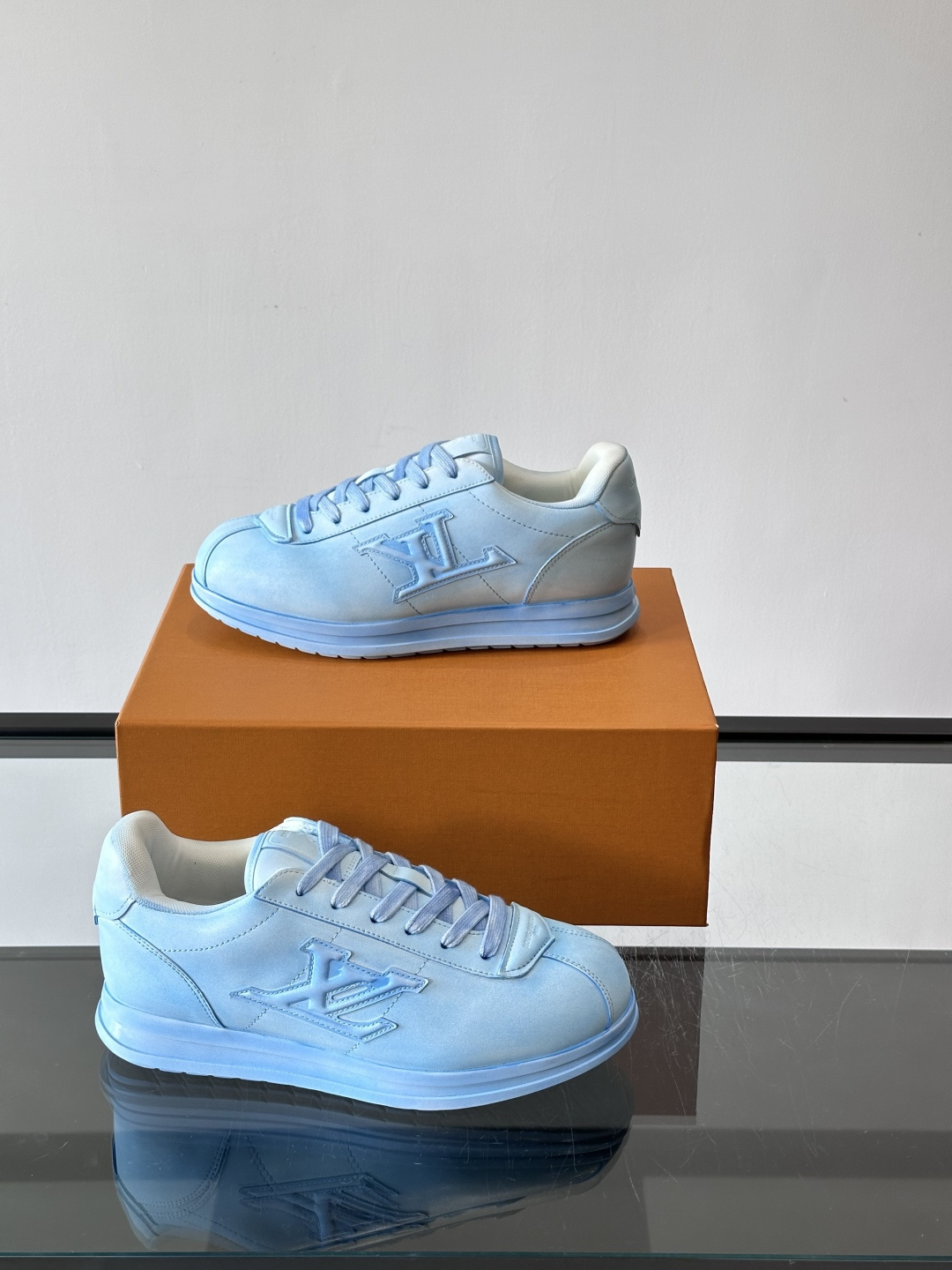 LV BUTTERSOFT运动鞋Pharrell Williams设计，灵感来自60年代经典运动鞋风潮。