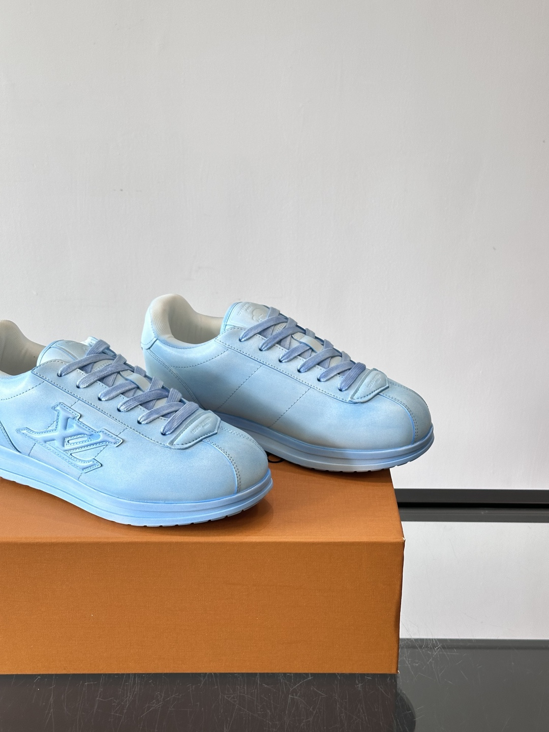 LV BUTTERSOFT运动鞋Pharrell Williams设计，灵感来自60年代经典运动鞋风潮。