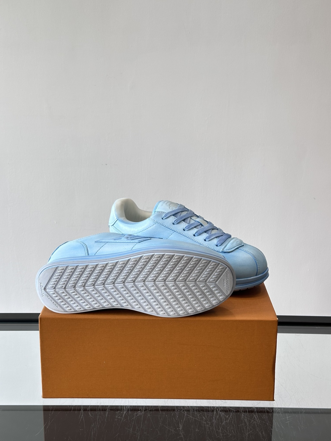 LV BUTTERSOFT运动鞋Pharrell Williams设计，灵感来自60年代经典运动鞋风潮。