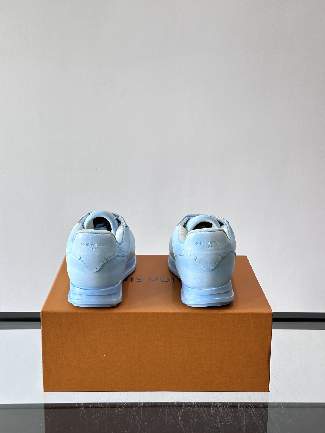 LV BUTTERSOFT运动鞋Pharrell Williams设计，灵感来自60年代经典运动鞋风潮。