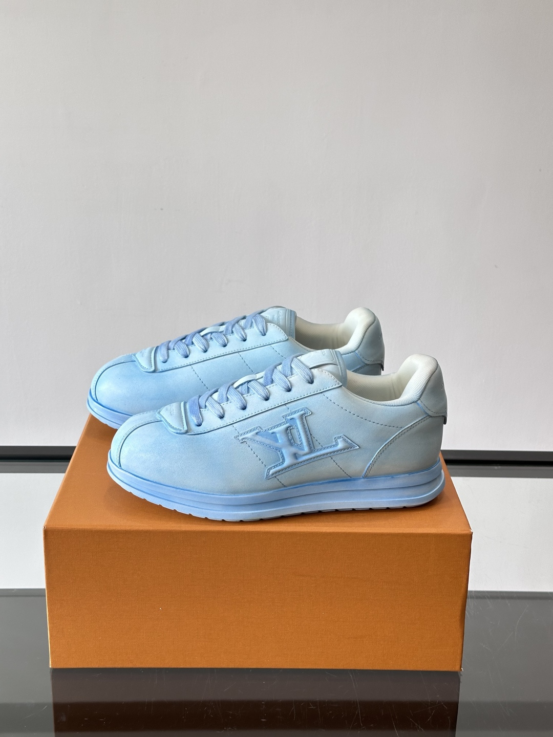 LV BUTTERSOFT运动鞋Pharrell Williams设计，灵感来自60年代经典运动鞋风潮。