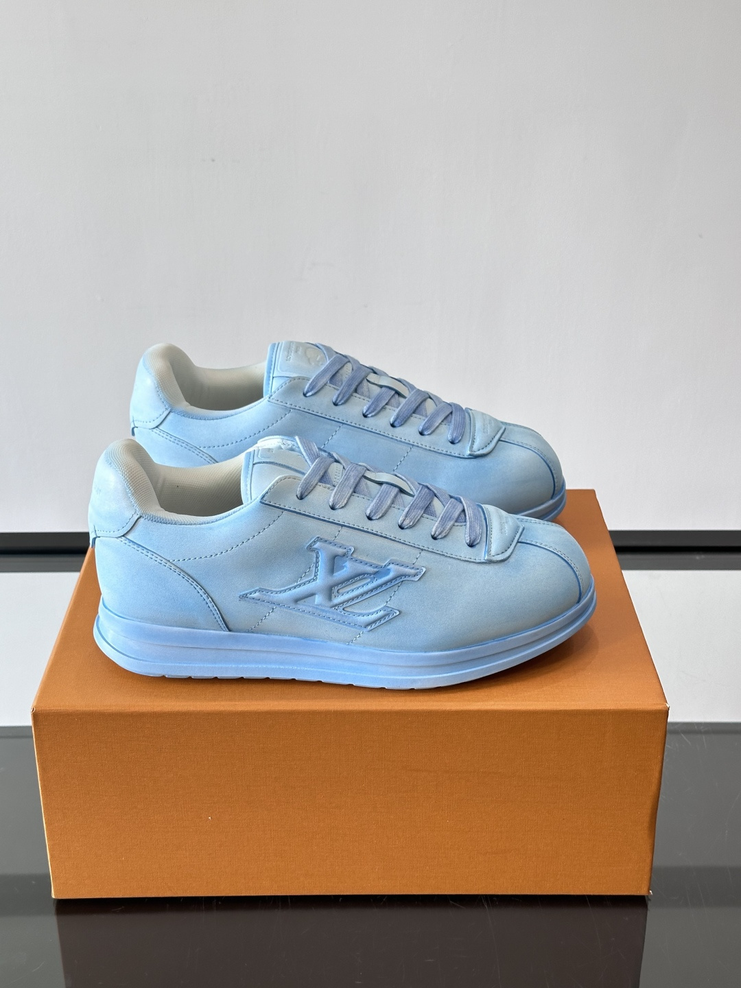 NO:620537,LV BUTTERSOFT sneakers are designed by Pharrell Williams and are inspired by the classic sneaker trend of the 1960s. The upper is made of sheep leather and cow leather, and the padding process makes it softer and more comfortable to wear. There are LV letters, lobster and portrait embossed on the side of the shoe, full of details, highlighting the brand's craftsmanship. The white rubber sole has great grip and wear resistance, and can be easily worn in daily wear or trendy occasions!  ,size39-44 (customized at 38.45),Louis Vuitton,louis vuitton,louis vuitton,sneakers,cowhide,sheepskin19860909LV BUTTERSOFT运动鞋Pharrell Williams设计,灵感来自60年代经典运动鞋风潮.鞋面选用羊皮革和牛皮革,衬垫工艺让穿着更柔软舒适 .鞋侧有LV字母、龙虾和肖像压纹,细节满满,彰显品牌工艺.白色橡胶鞋底,抓地力和耐磨性都很棒,日常穿搭或潮流场合都能轻松驾驭！ ,size39-44（38.45定做）,路易威登,louis vuitton,louis vuitton,sneakers,cowhide,sheepskin,Men's shoes