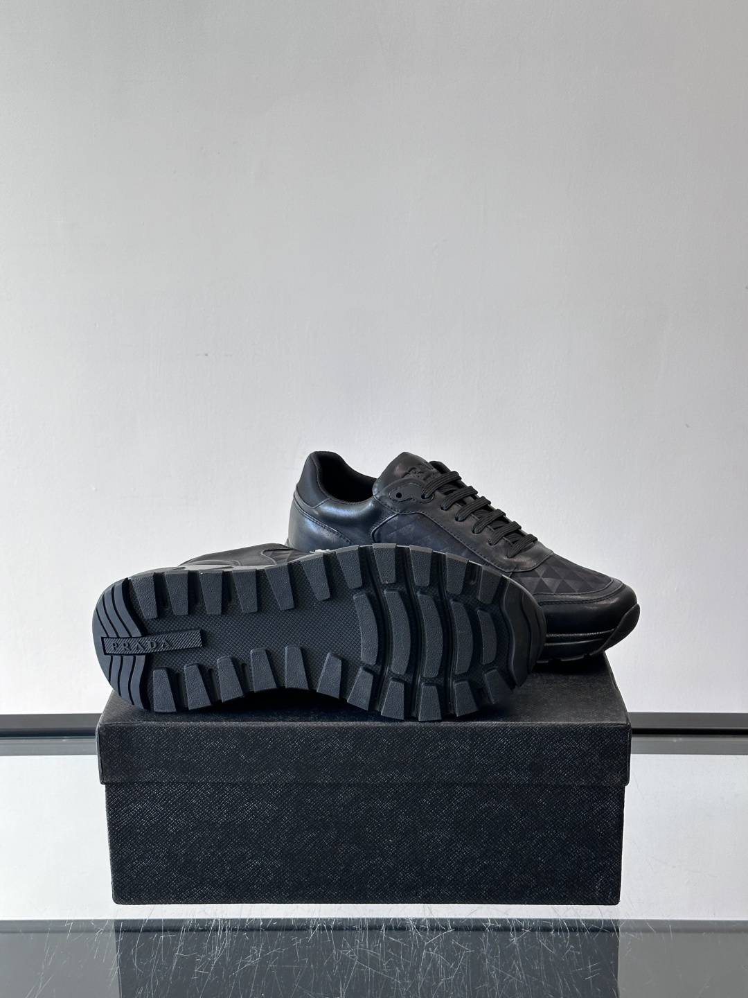 Prada 男士休闲运动鞋。采用麂皮与尼龙面料拼接，质感柔软又耐用，低调奢华。鞋侧三角徽标超有辨识度，橡