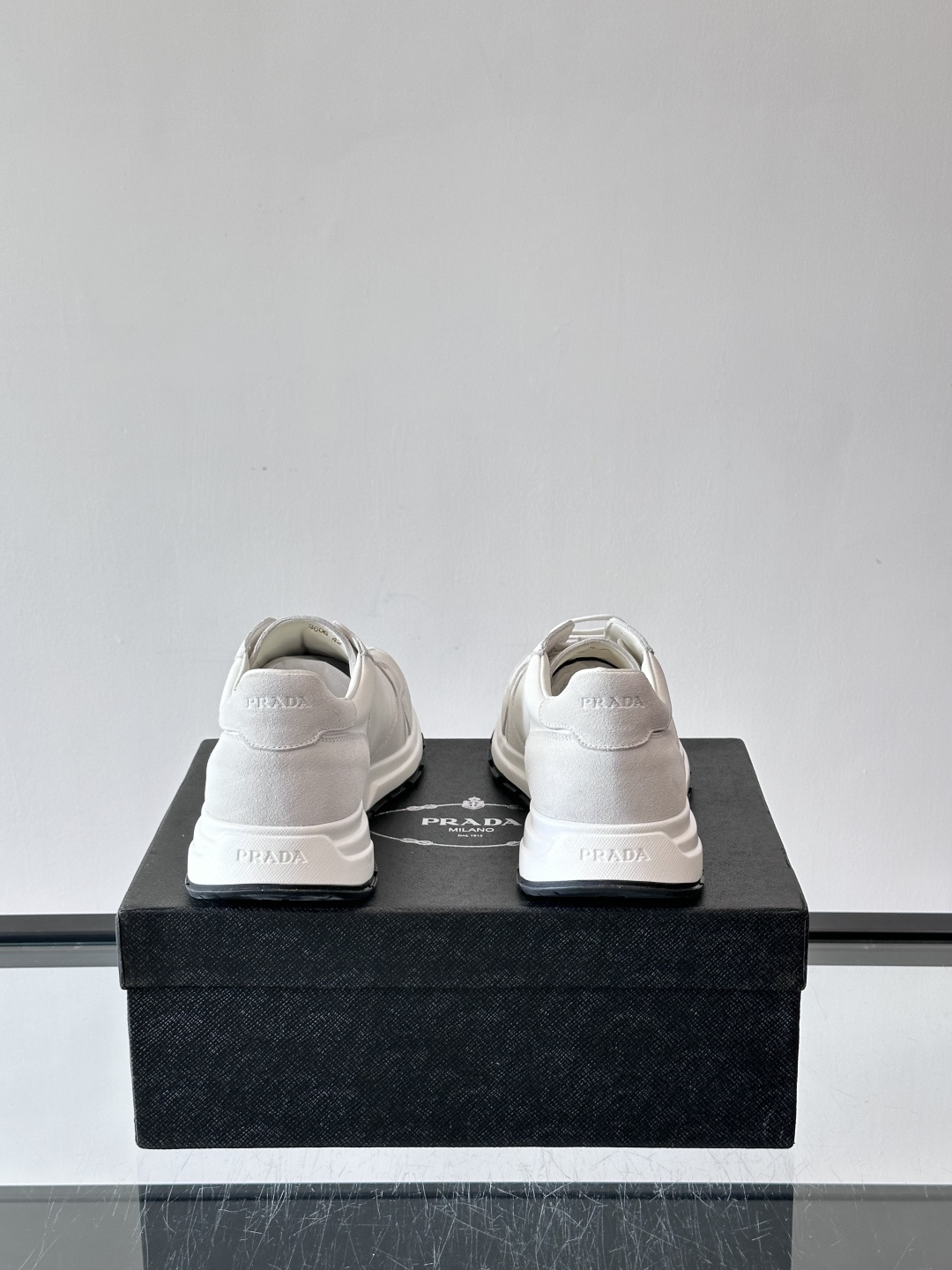 Prada 男士休闲运动鞋。采用麂皮与尼龙面料拼接，质感柔软又耐用，低调奢华。鞋侧三角徽标超有辨识度，橡