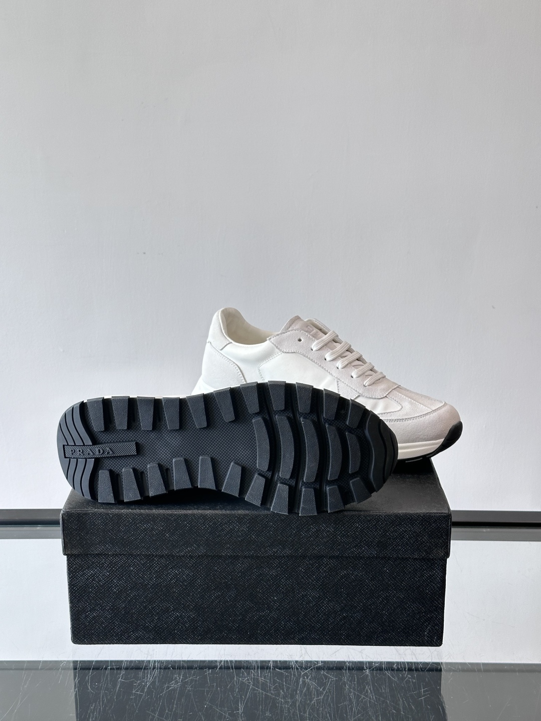 Prada 男士休闲运动鞋。采用麂皮与尼龙面料拼接，质感柔软又耐用，低调奢华。鞋侧三角徽标超有辨识度，橡