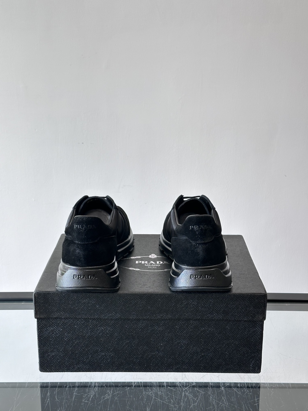 Prada 男士休闲运动鞋。采用麂皮与尼龙面料拼接，质感柔软又耐用，低调奢华。鞋侧三角徽标超有辨识度，橡