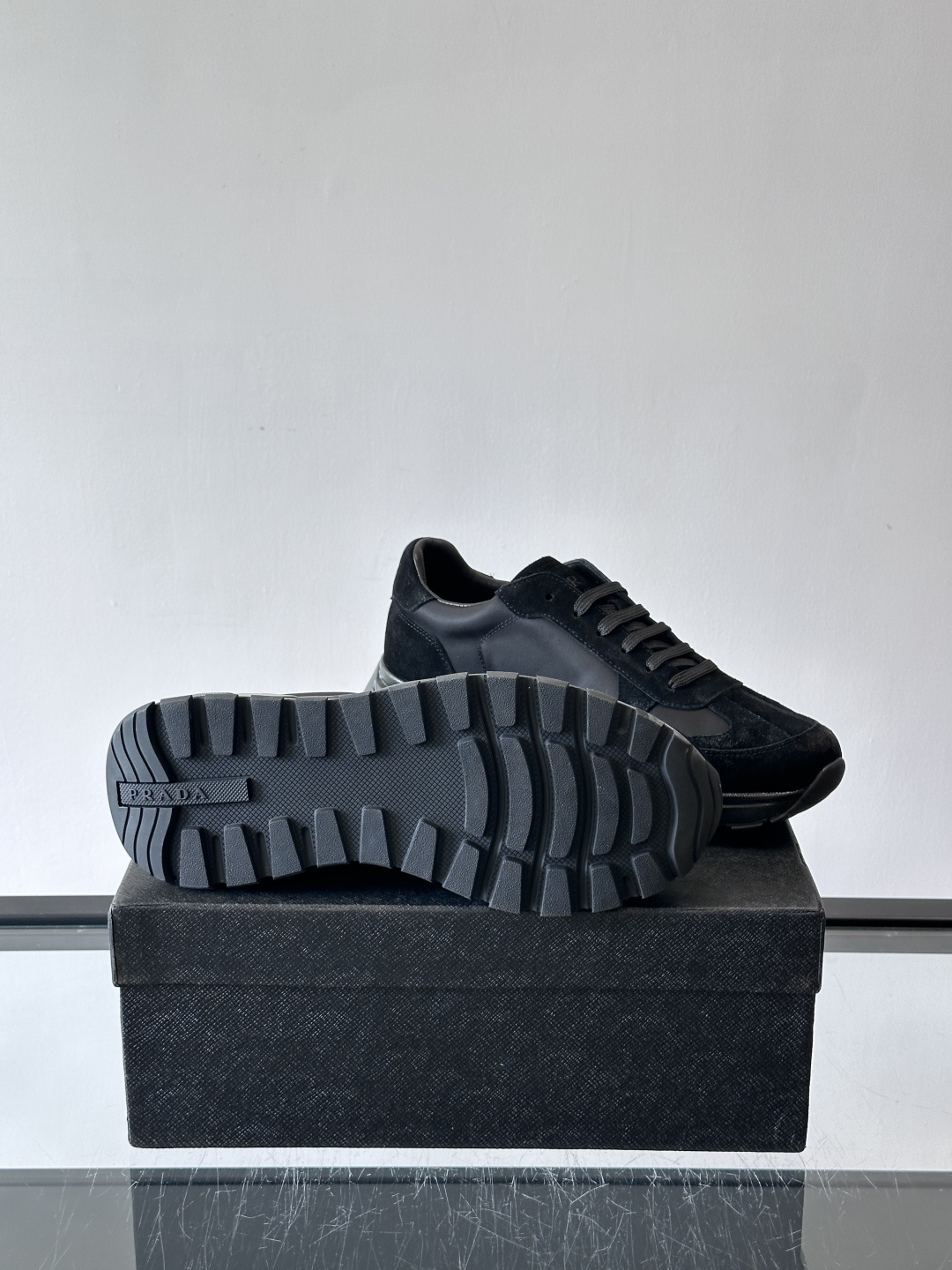 Prada 男士休闲运动鞋。采用麂皮与尼龙面料拼接，质感柔软又耐用，低调奢华。鞋侧三角徽标超有辨识度，橡