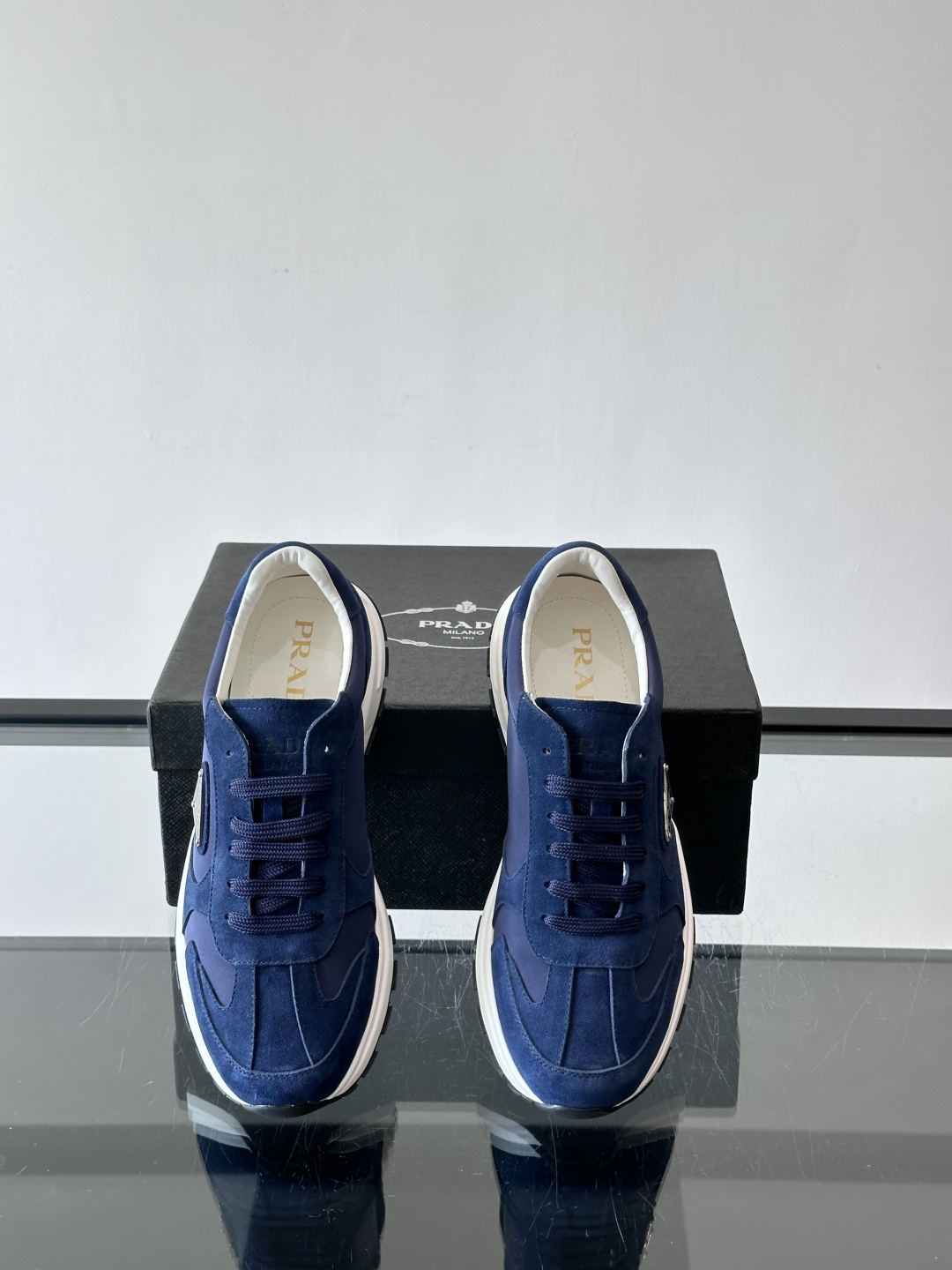 Prada 男士休闲运动鞋。采用麂皮与尼龙面料拼接，质感柔软又耐用，低调奢华。鞋侧三角徽标超有辨识度，橡