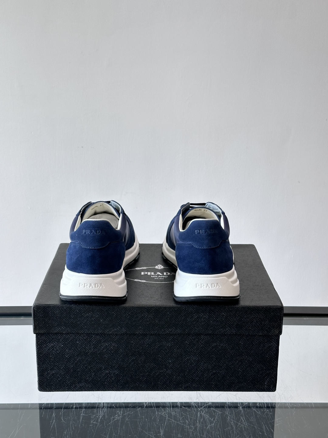 Prada 男士休闲运动鞋。采用麂皮与尼龙面料拼接，质感柔软又耐用，低调奢华。鞋侧三角徽标超有辨识度，橡