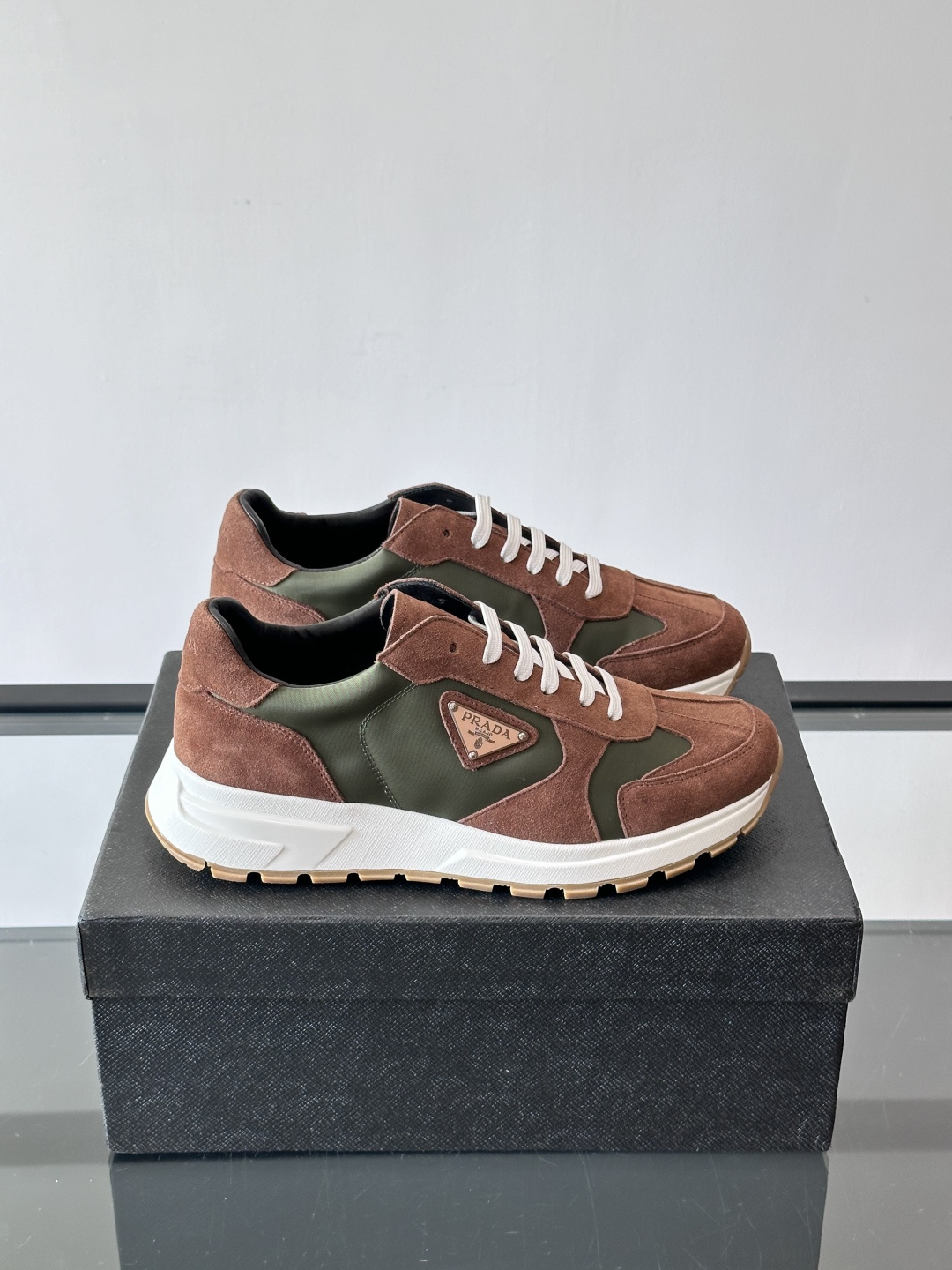 NO:620547,Prada men's casual sports shoes. Made of suede and nylon fabrics, the texture is soft and durable, low-key luxury. The triangle logo on the side of the shoe is very recognizable, and the rubber sole has strong grip, making it comfortable to wear. The shell shoe shape has good wrapping, is light and does not tire the feet, can be easily controlled whether commuting or leisure, and looks great with college style or urban style in autumn and winter.  , size39-44 (customized at 38.45), Prada, prada, prada, sneakers, chamois leather19860909Prada 男士休闲运动鞋.采用麂皮与尼龙面料拼接,质感柔软又耐用,低调奢华.鞋侧三角徽标超有辨识度,橡胶鞋底抓地力强,穿着舒适.贝壳鞋型包裹性好,轻盈不累脚,无论通勤还是休闲都能轻松驾驭,秋冬季节搭配学院风或都市风都很出彩 . ,size39-44（38.45定做）,普拉达,prada,prada,sneakers,chamois leather,Men's shoes