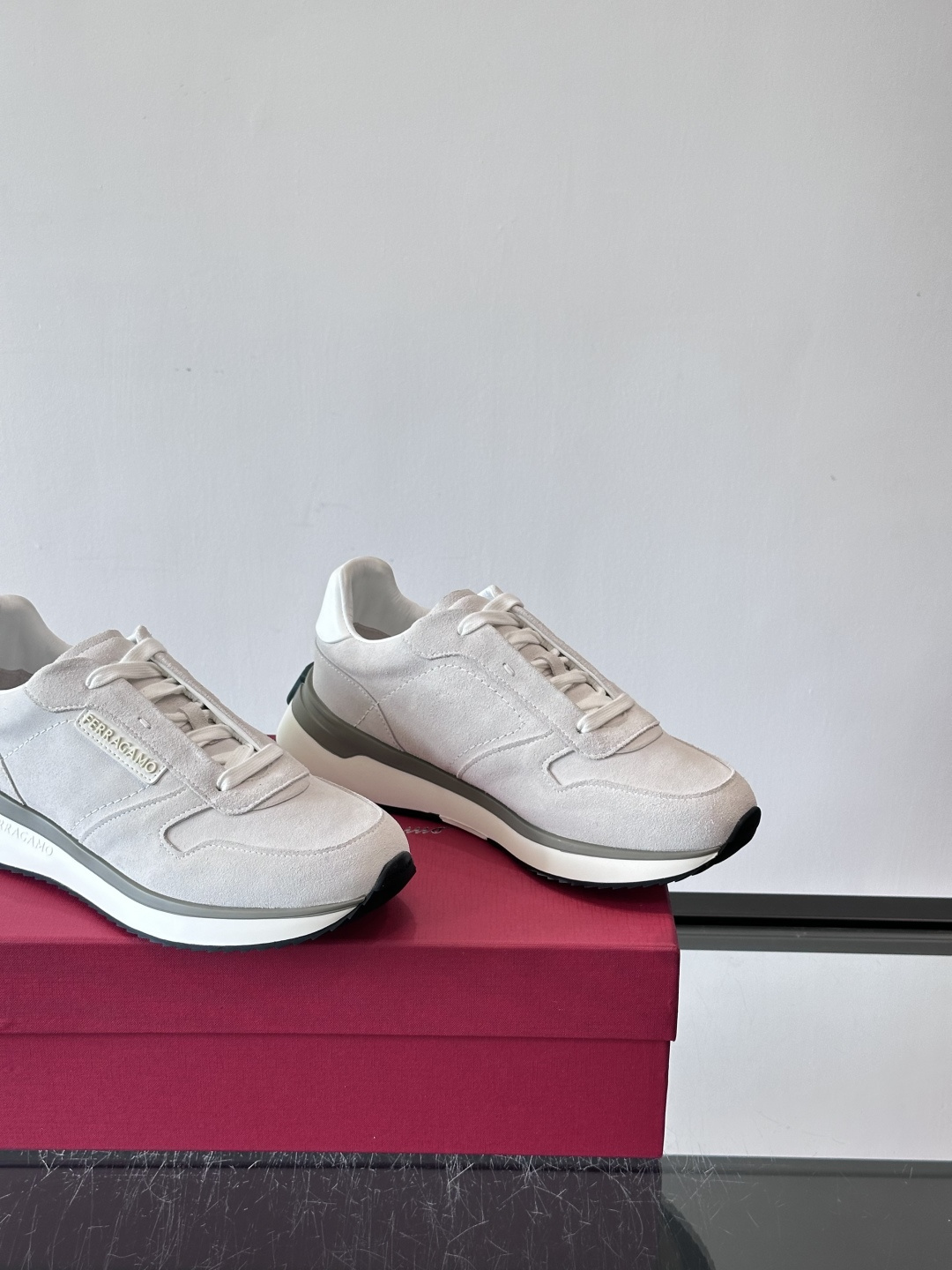 F菲拉格慕男士休闲运动鞋🏋️鞋面选用柔软小牛皮，鞋舌烫金Logo超有辨识度😊。厚底设计，缓震效果好，长时