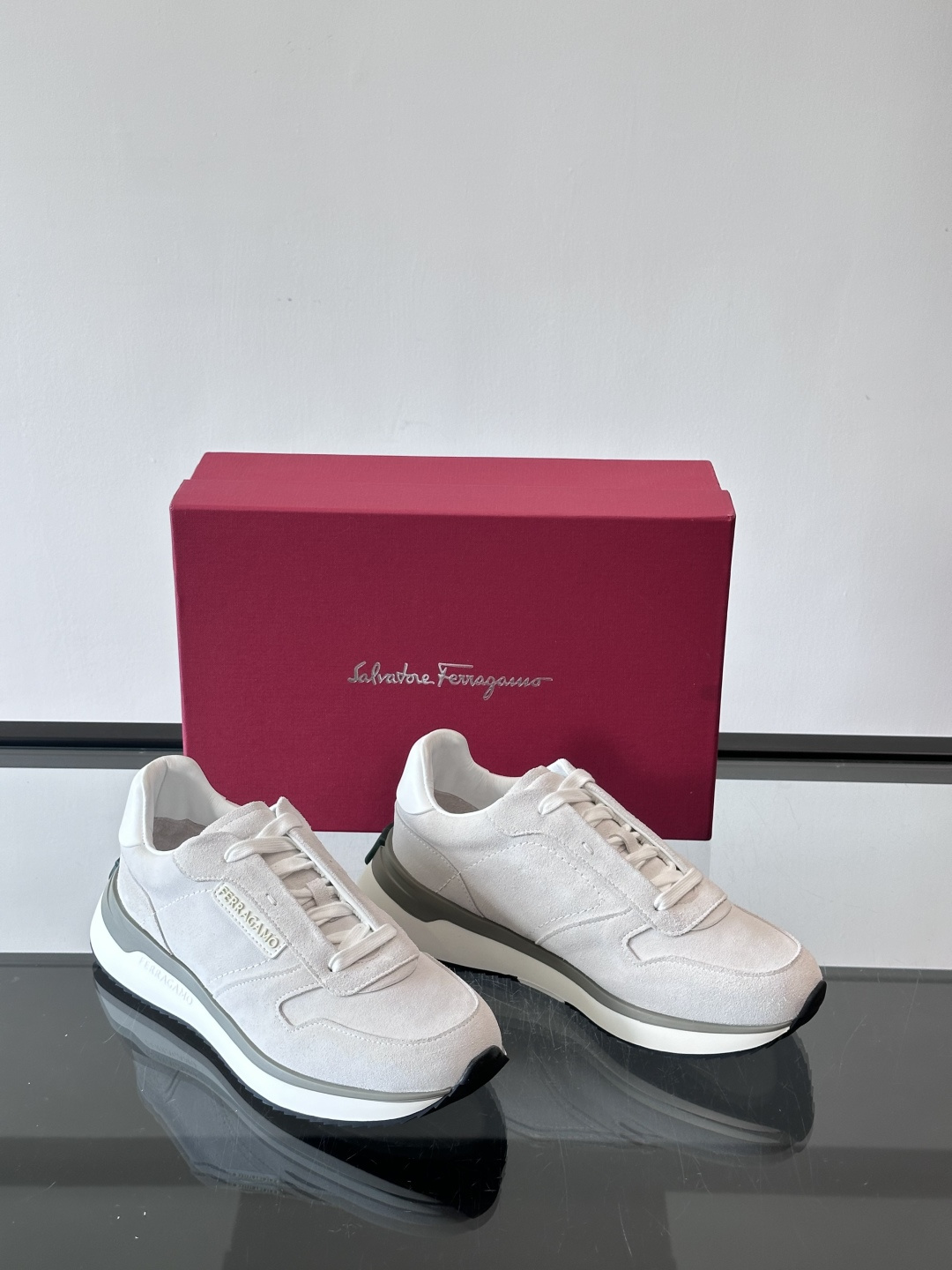 F菲拉格慕男士休闲运动鞋🏋️鞋面选用柔软小牛皮，鞋舌烫金Logo超有辨识度😊。厚底设计，缓震效果好，长时