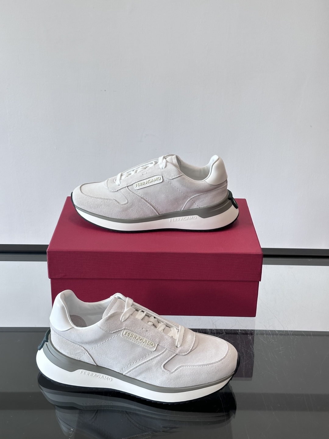 F菲拉格慕男士休闲运动鞋🏋️鞋面选用柔软小牛皮，鞋舌烫金Logo超有辨识度😊。厚底设计，缓震效果好，长时