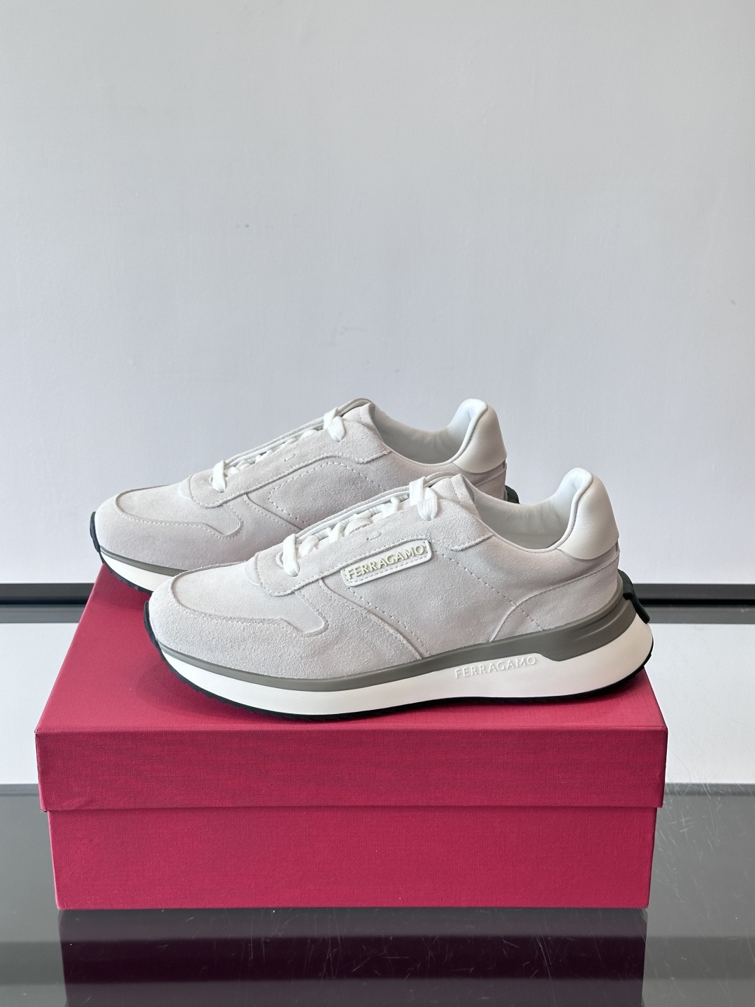 F菲拉格慕男士休闲运动鞋🏋️鞋面选用柔软小牛皮，鞋舌烫金Logo超有辨识度😊。厚底设计，缓震效果好，长时