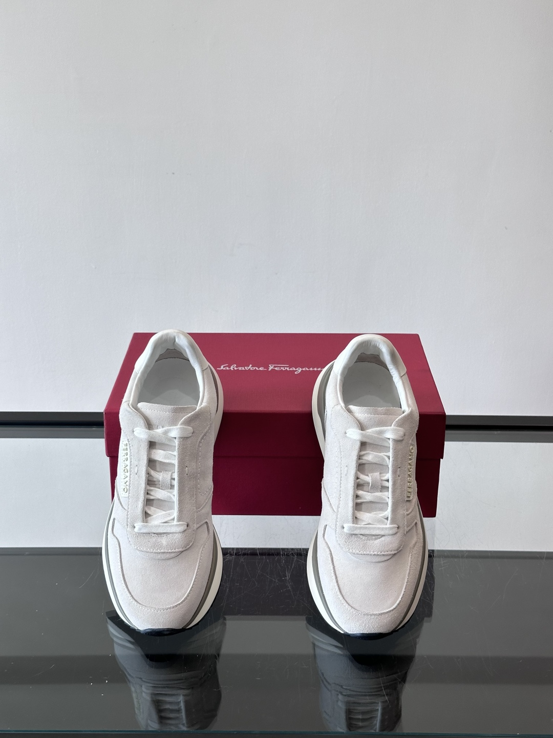 F菲拉格慕男士休闲运动鞋🏋️鞋面选用柔软小牛皮，鞋舌烫金Logo超有辨识度😊。厚底设计，缓震效果好，长时