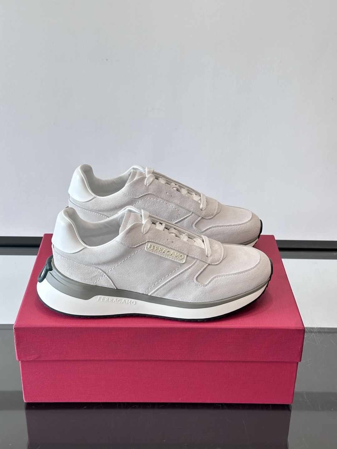 F菲拉格慕男士休闲运动鞋🏋️鞋面选用柔软小牛皮，鞋舌烫金Logo超有辨识度😊。厚底设计，缓震效果好，长时